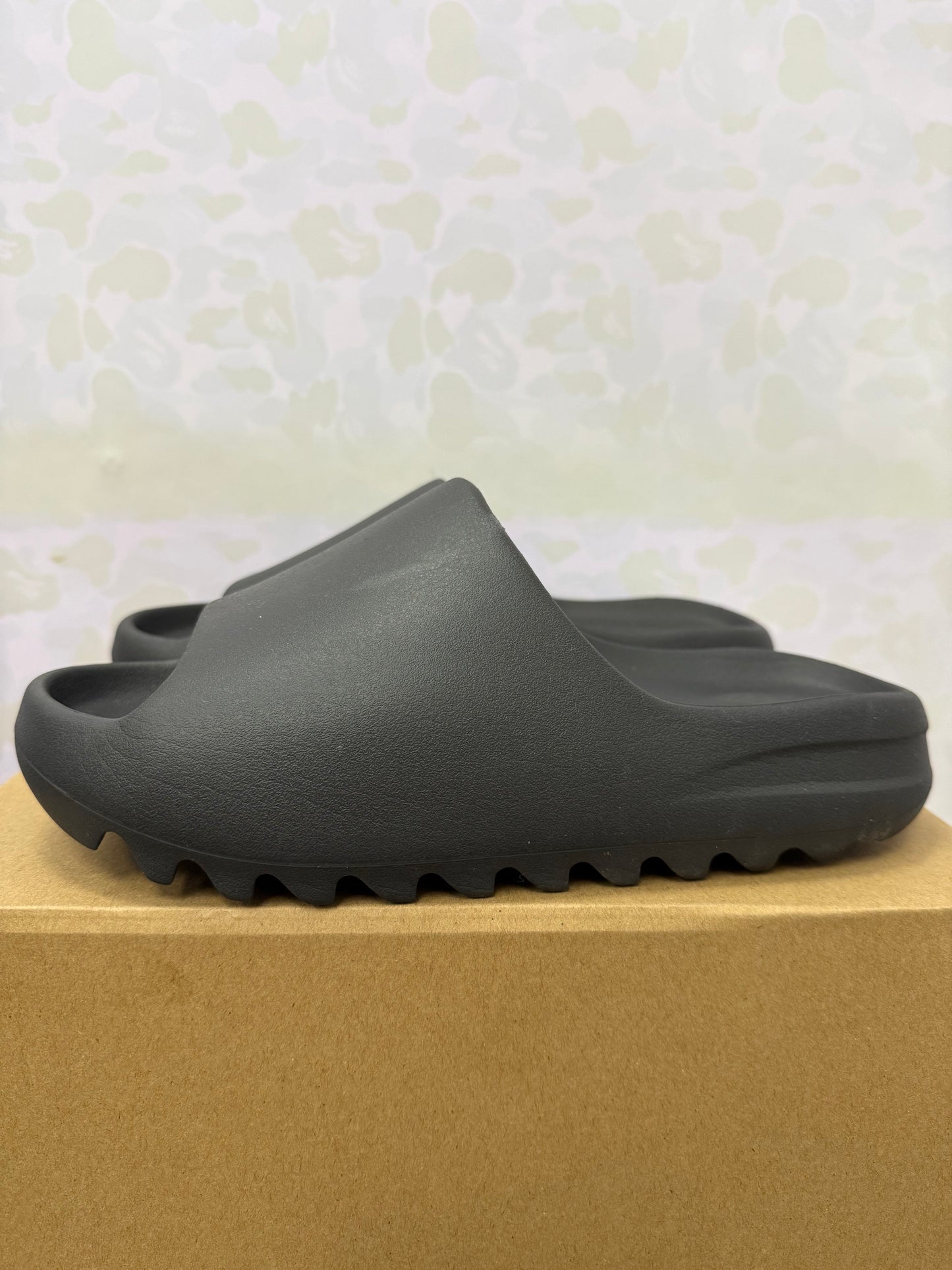 Yeezy Slide “Onyx” Size 7 Preowned