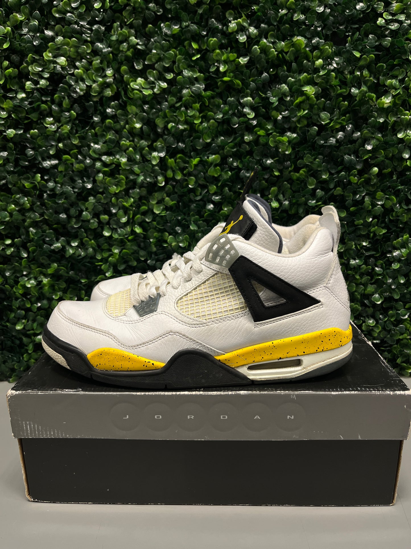 Jordan 4 "Tour Yellow / Rare Air" Size 10.5 Preowned