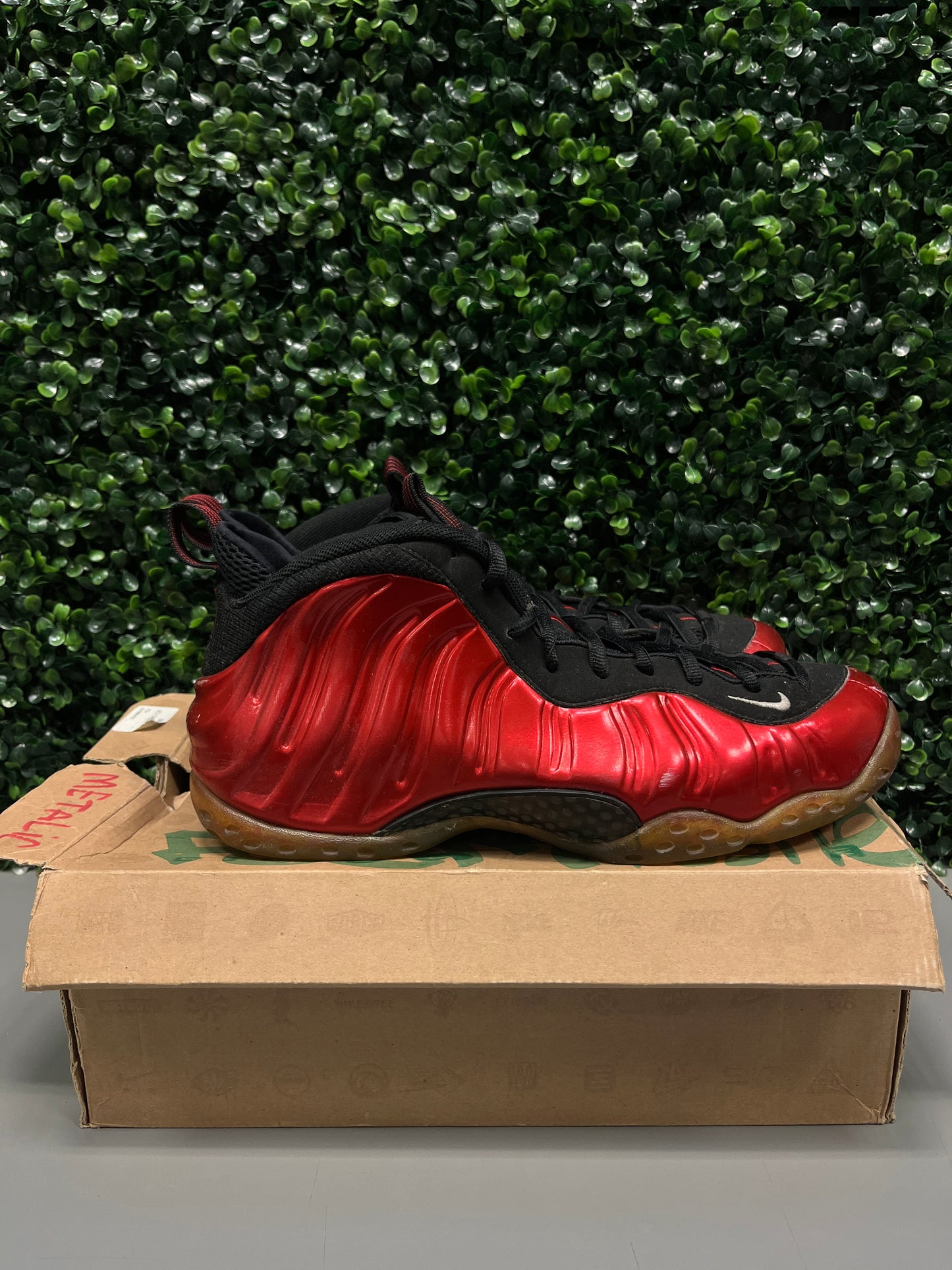 Nike Air Foamposite One "Red Metallic" Size 11.5 Preowned