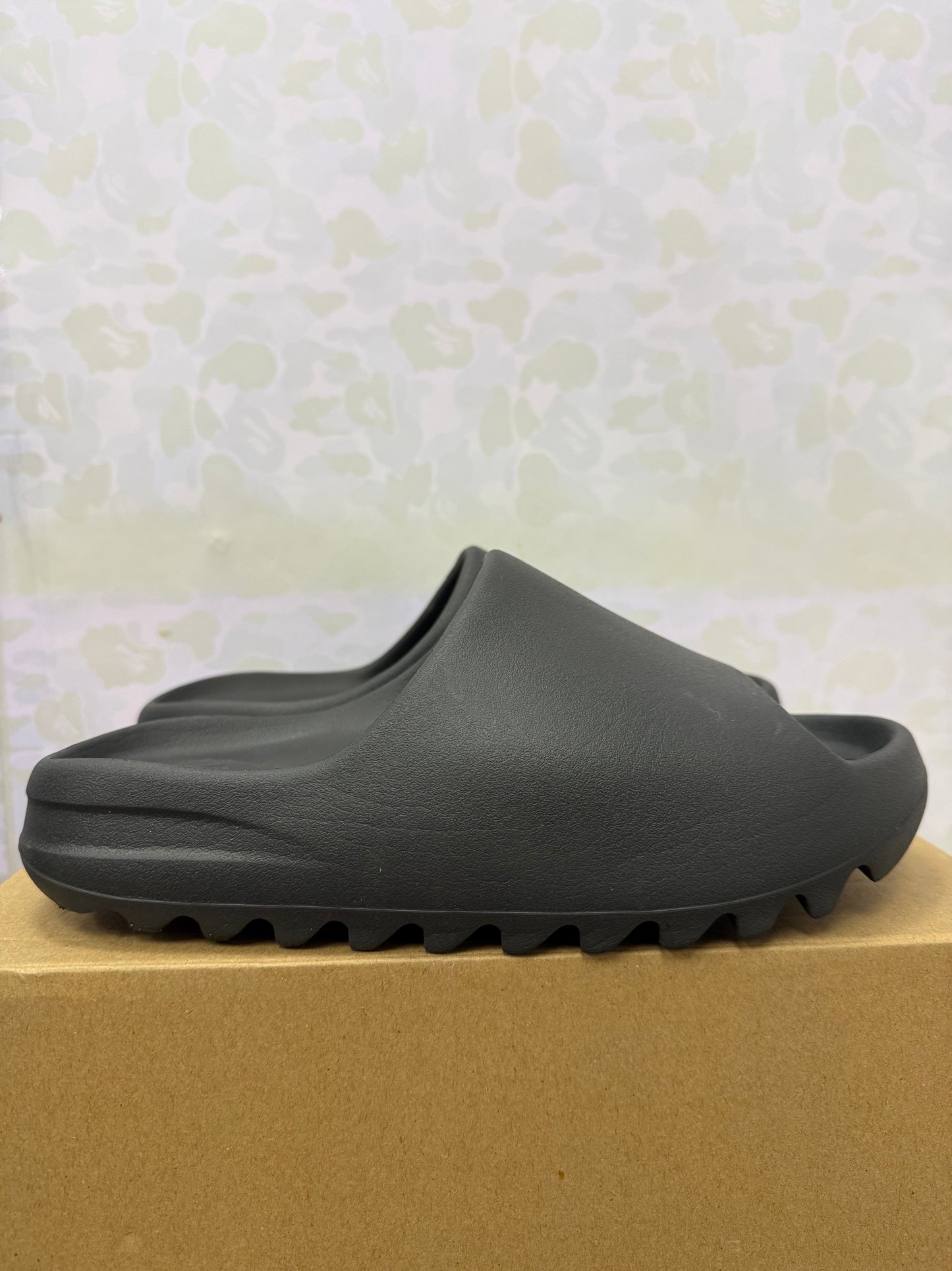 Yeezy Slide “Onyx” Size 7 Preowned