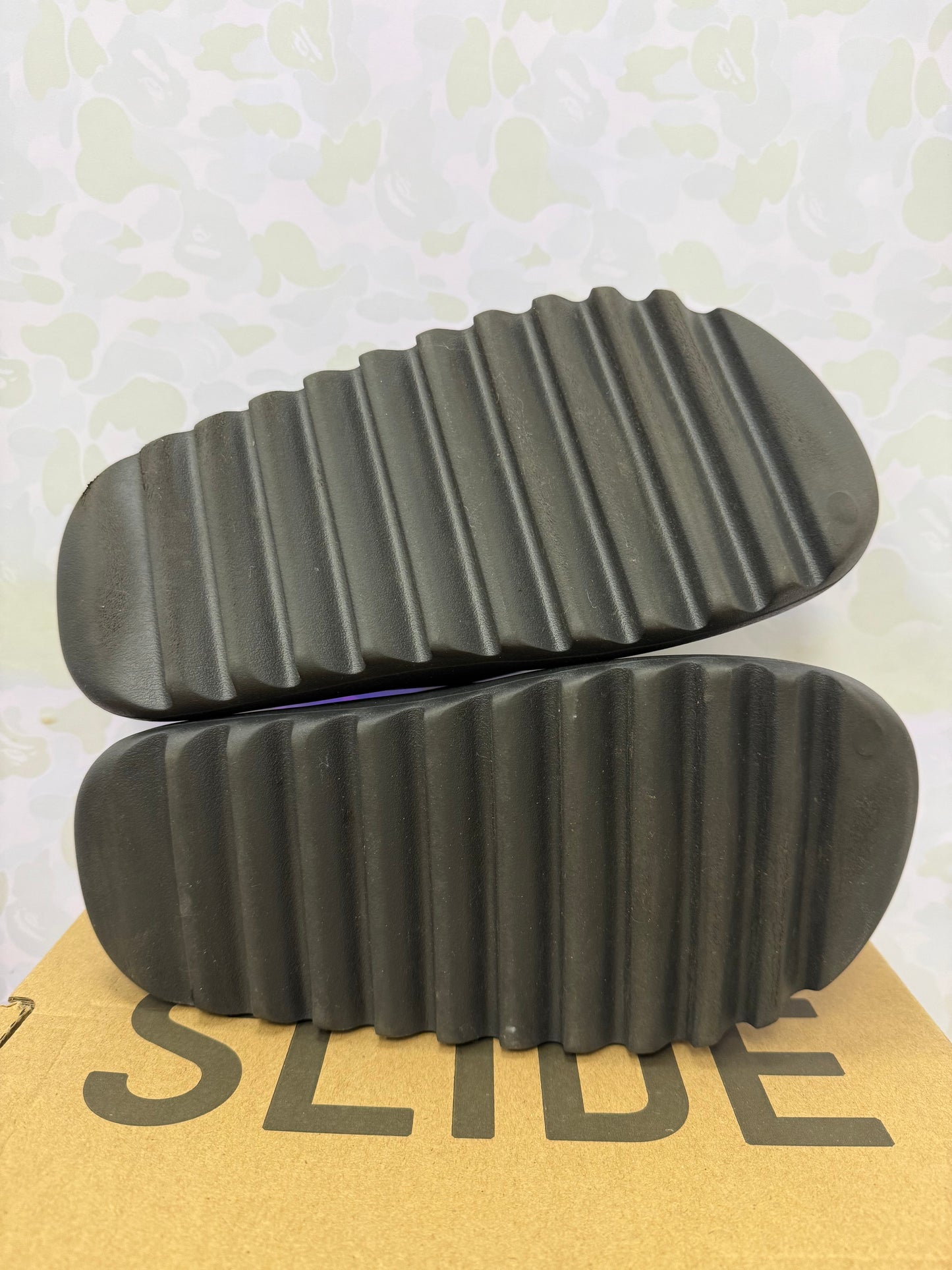Yeezy Slide “Onyx” Size 7 Preowned