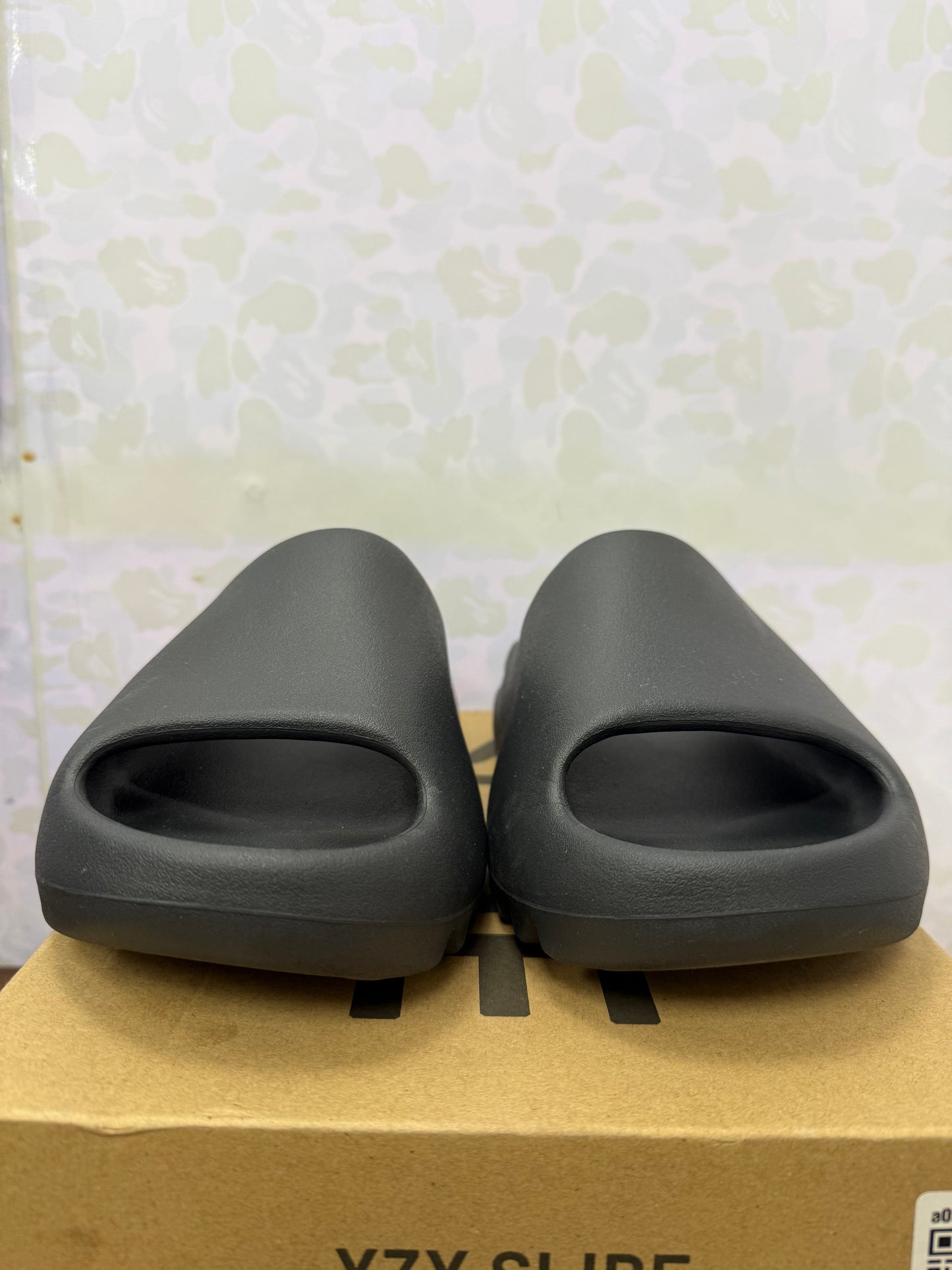 Yeezy Slide “Onyx” Size 7 Preowned