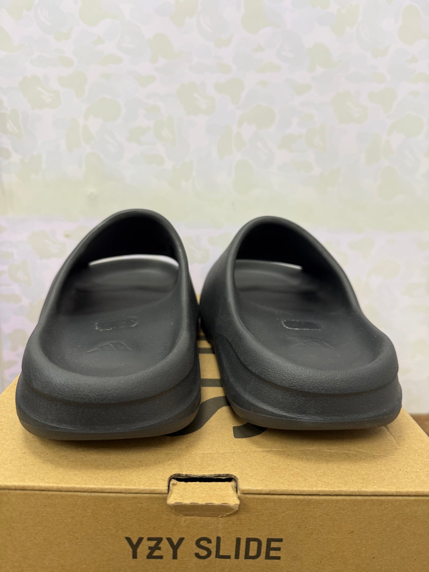 Yeezy Slide “Onyx” Size 7 Preowned