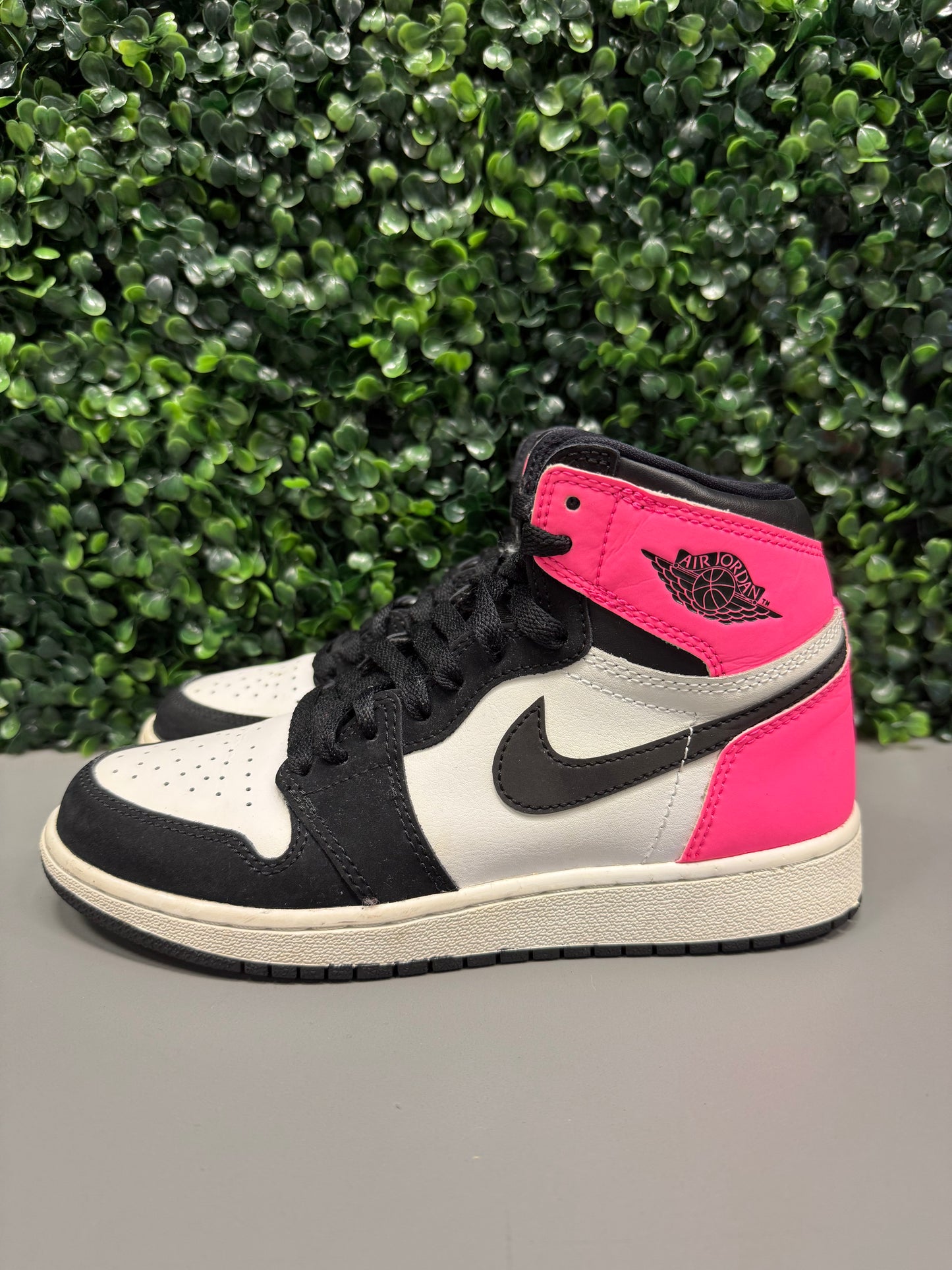 Jordan 1 High "Valentines Day" Size 4Y Preowned