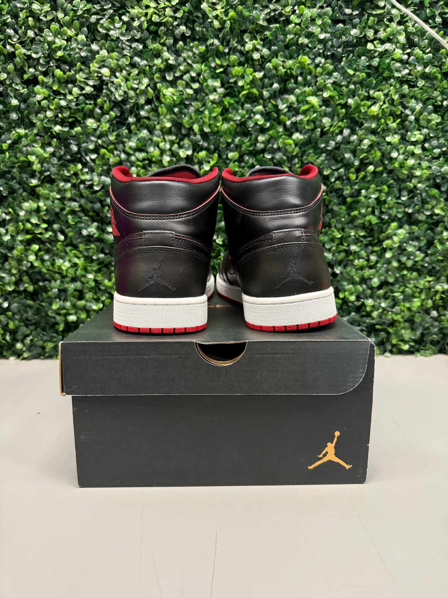 Jordan 1 Retro Mid "Black Red White" Size 11.5 Preowned
