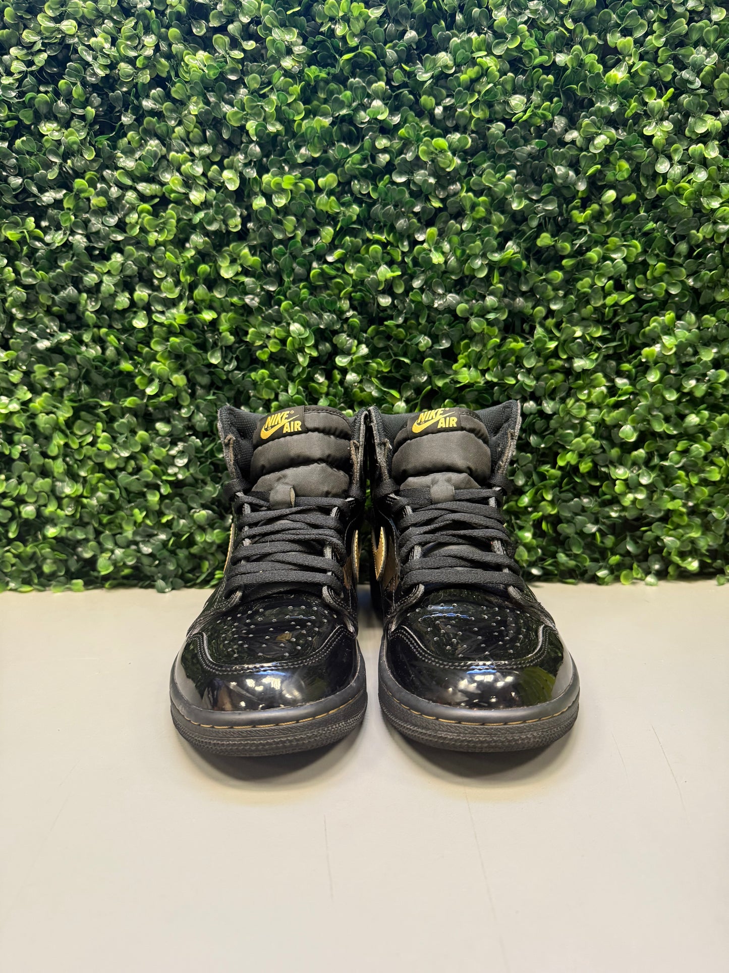Jordan 1 "Black Metallic Gold" Size 8.5 Preowned