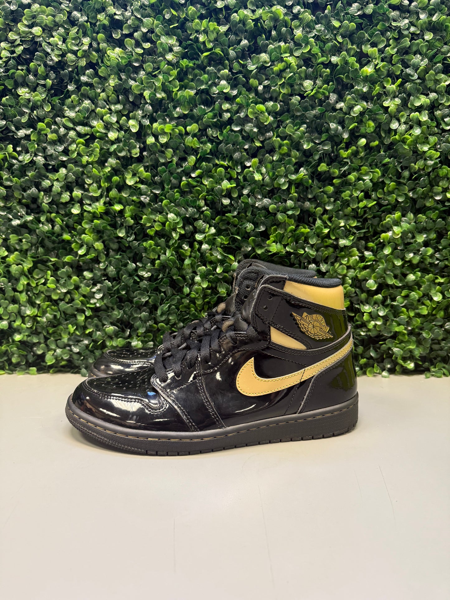 Jordan 1 "Black Metallic Gold" Size 8.5 Preowned