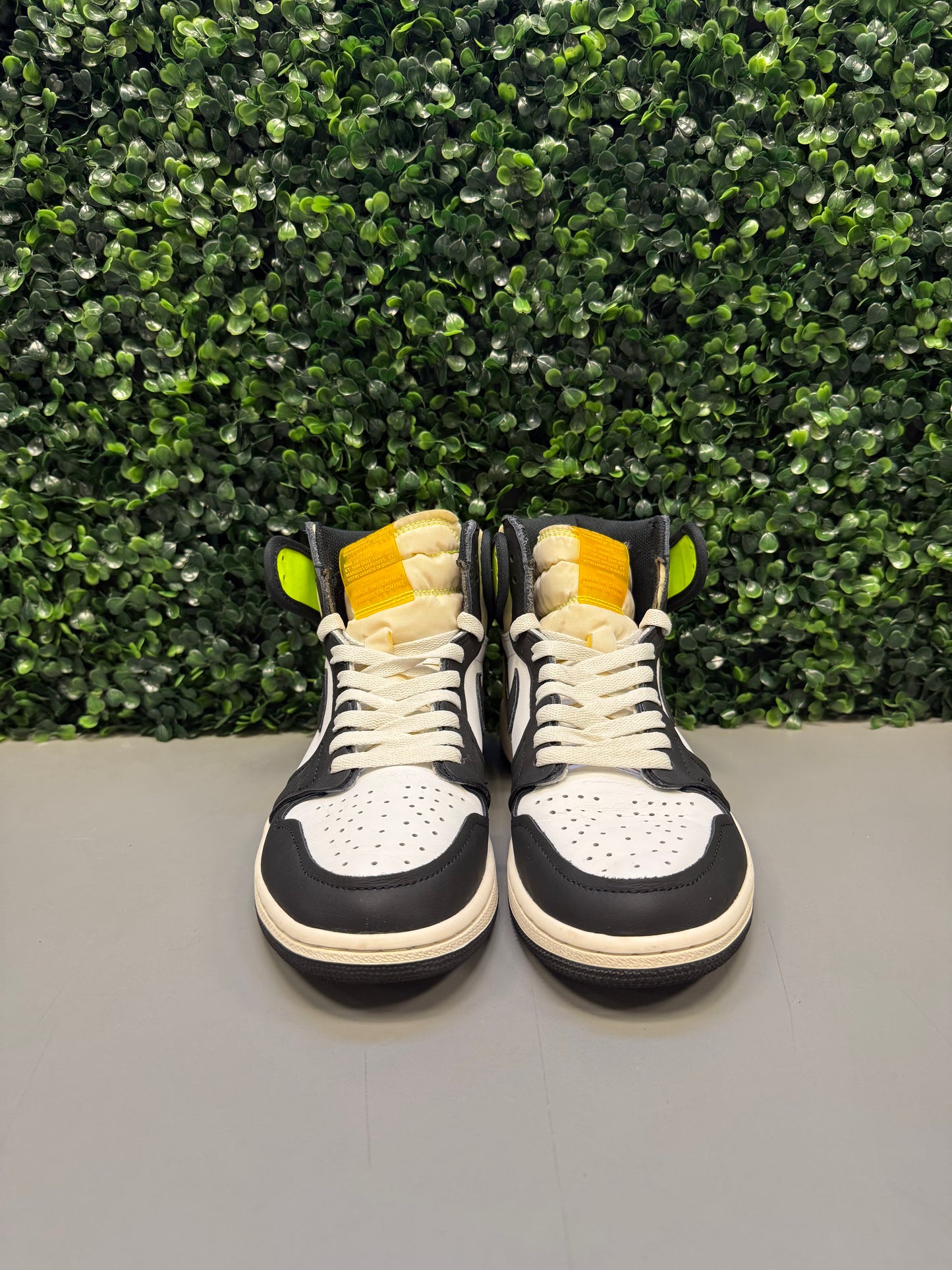 Jordan 1 High "Volt" Size 8.5 Preowned