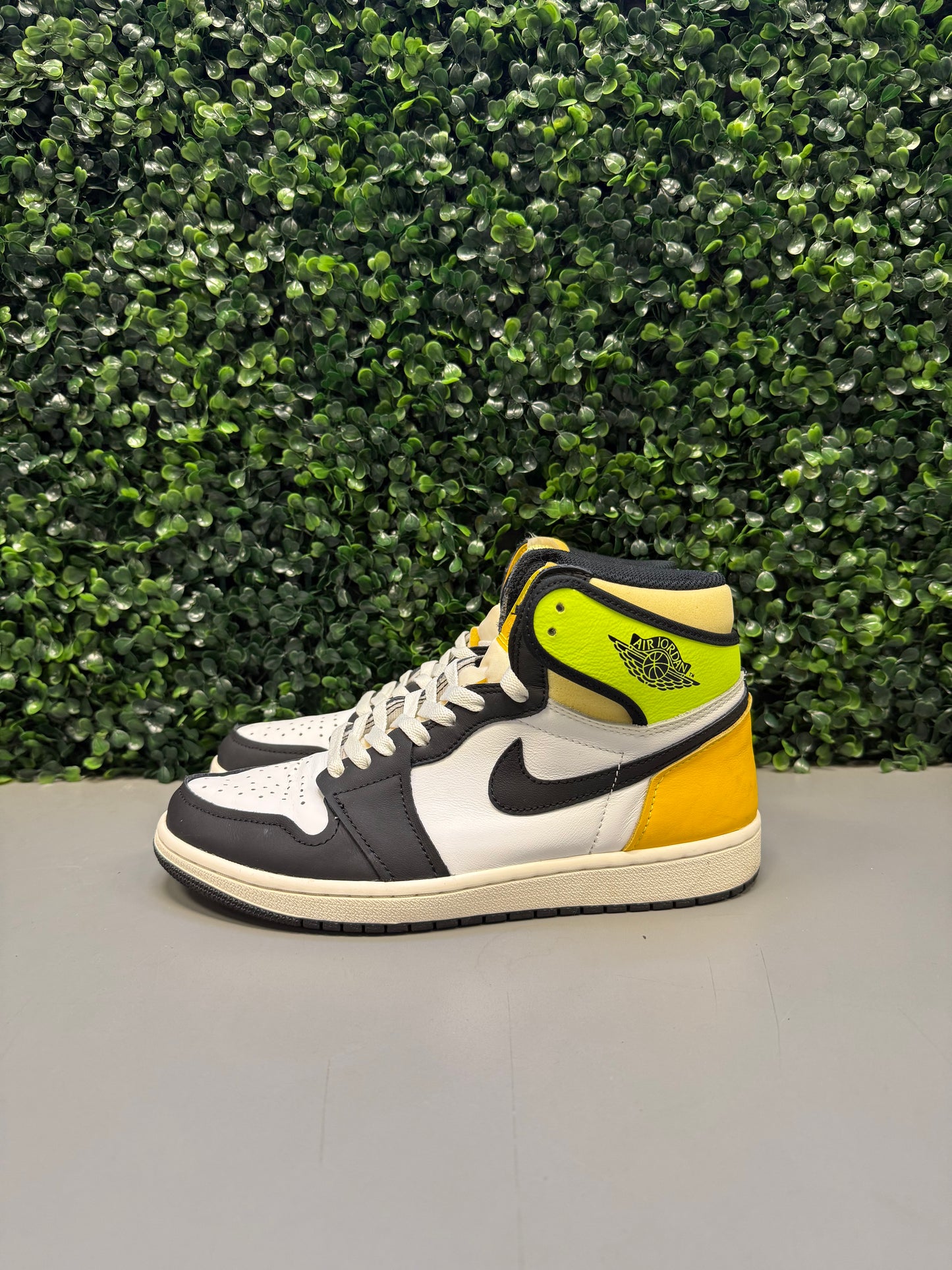 Jordan 1 High "Volt" Size 8.5 Preowned