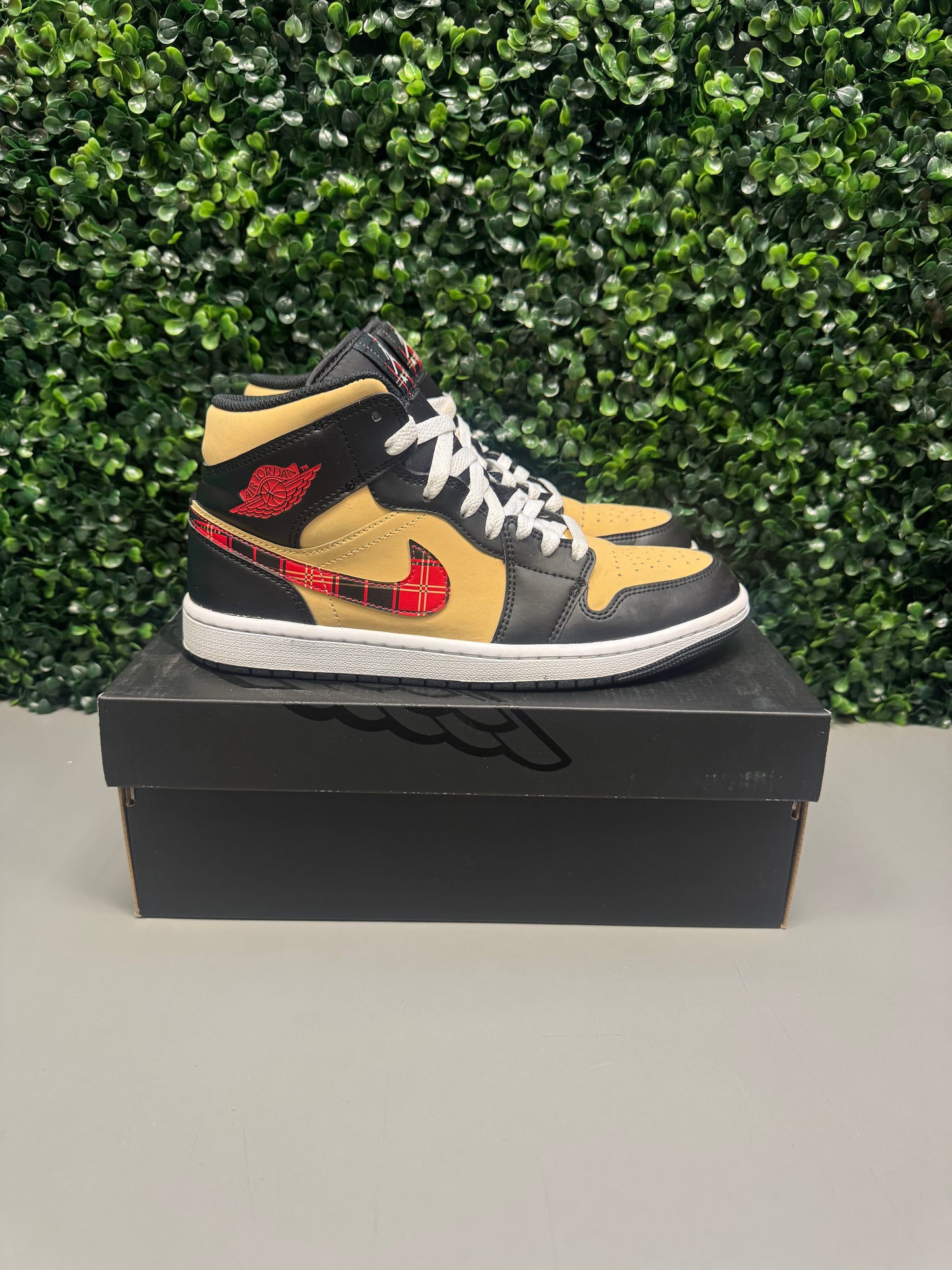 Jordan 1 Mid "Tartan Swoosh" Size 8 Preowned