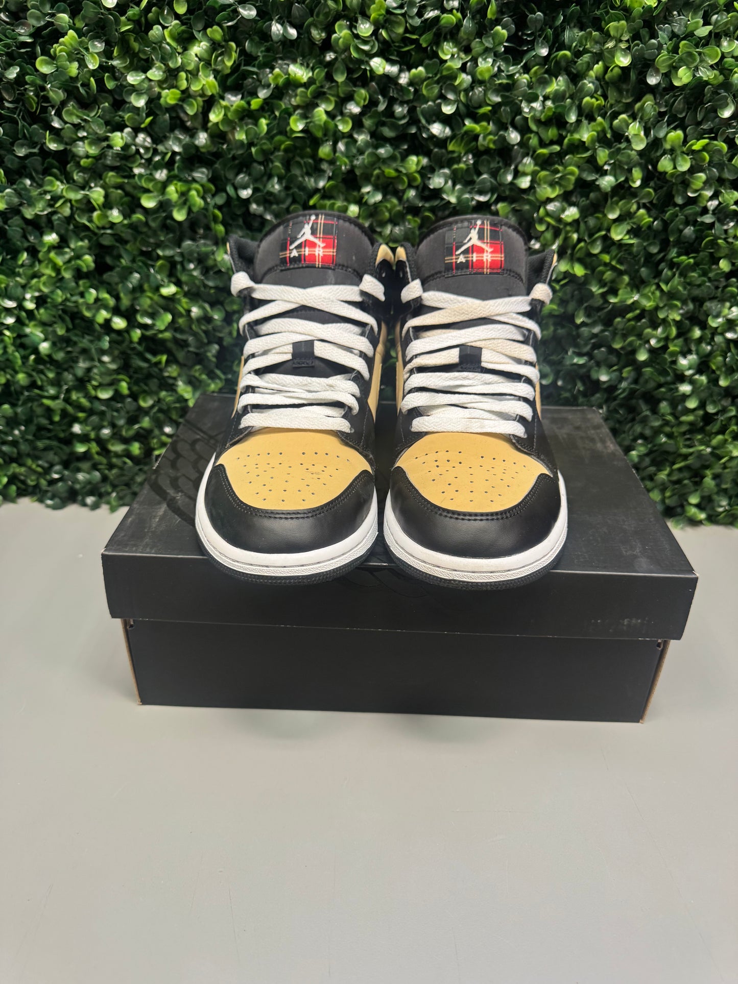 Jordan 1 Mid "Tartan Swoosh" Size 8 Preowned