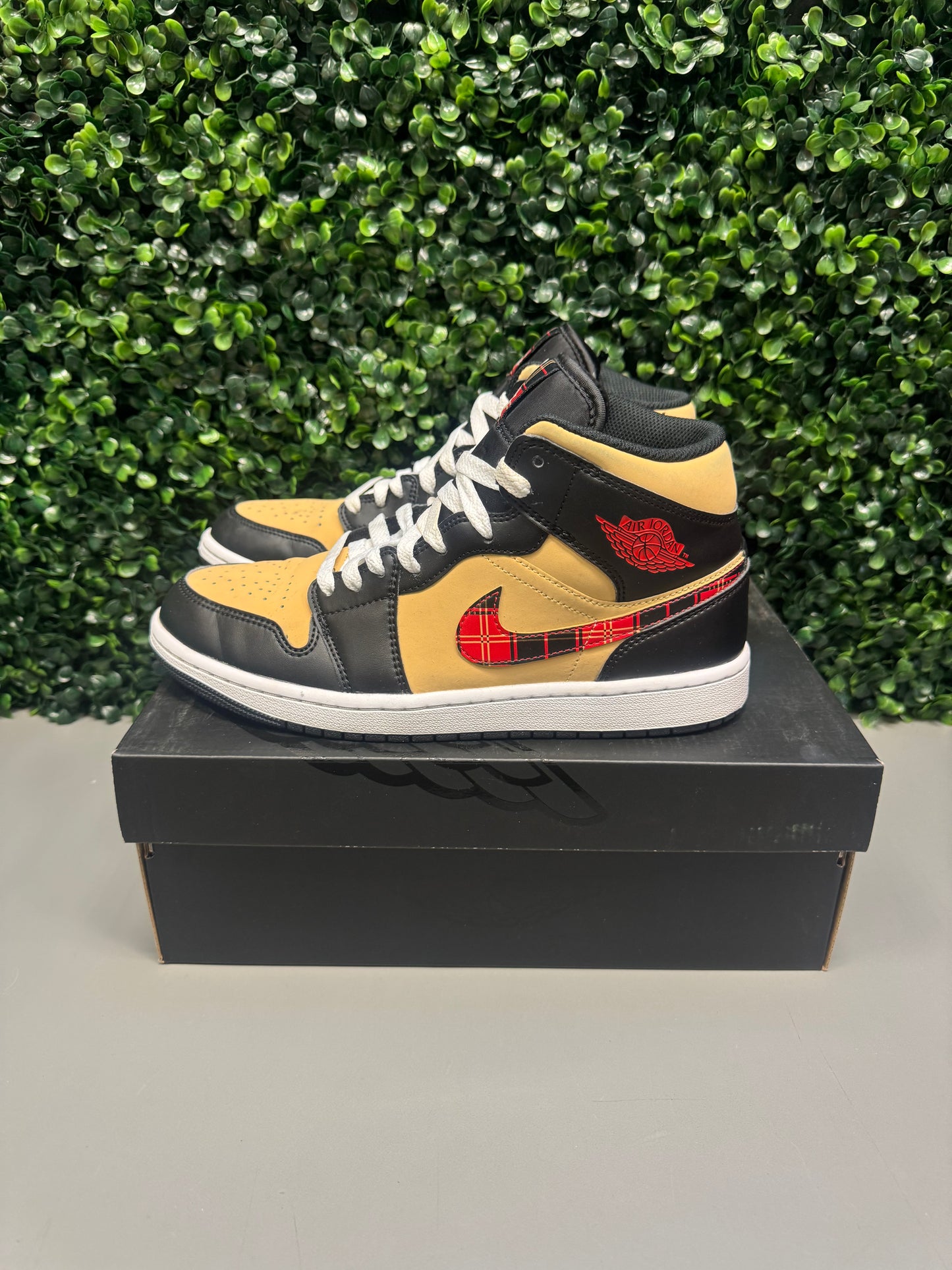 Jordan 1 Mid "Tartan Swoosh" Size 8 Preowned