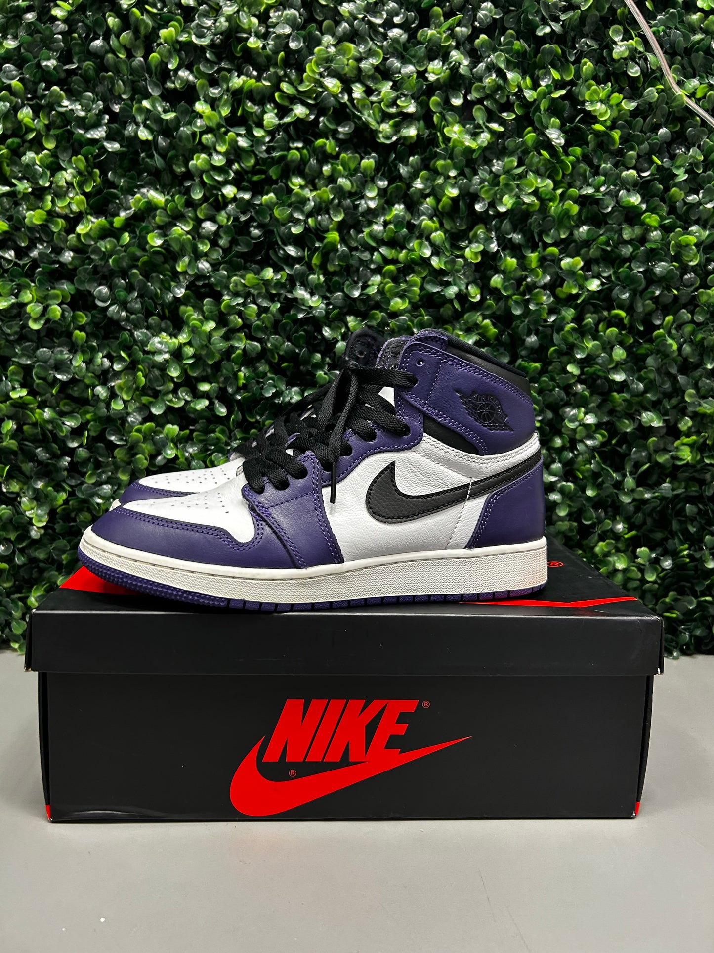 Jordan 1 High "Court Purple" Size 5.5Y / 7W Preowned
