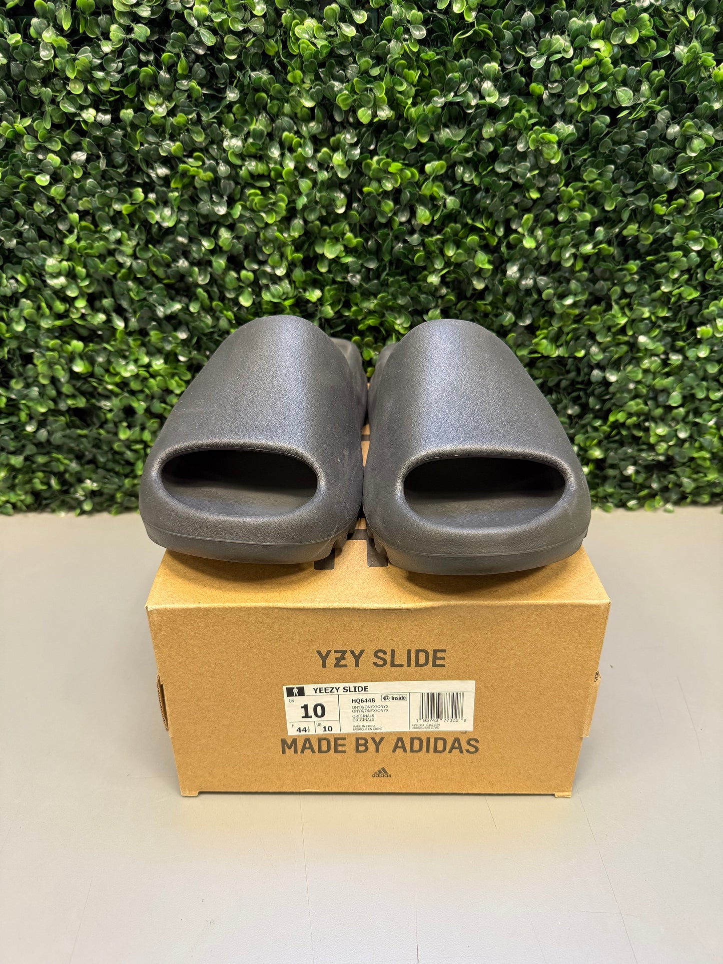 Yeezy Slide "Onyx" Size 10 Preowned