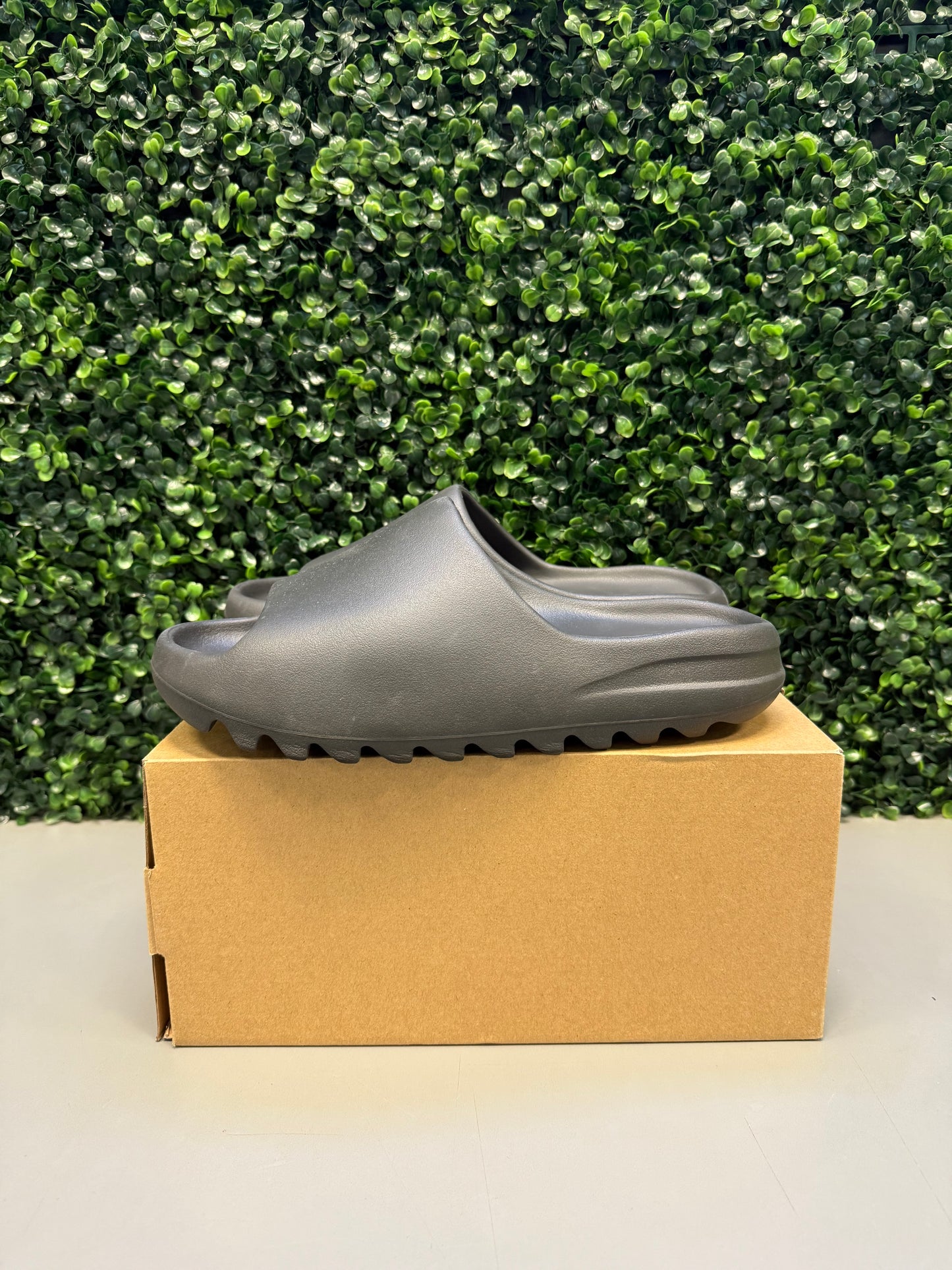 Yeezy Slide "Onyx" Size 10 Preowned