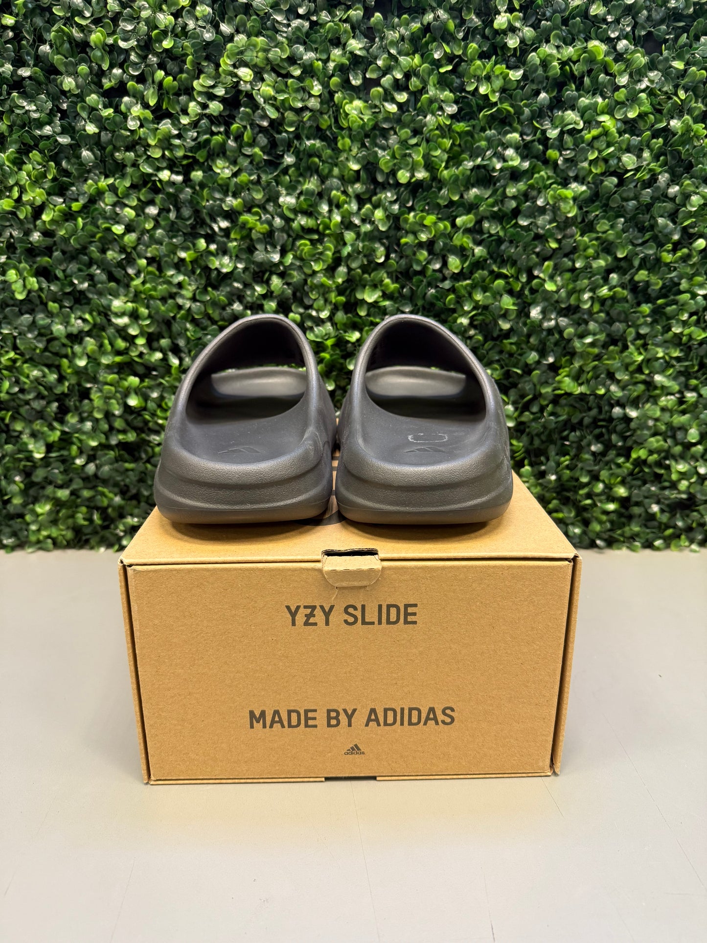Yeezy Slide "Onyx" Size 10 Preowned