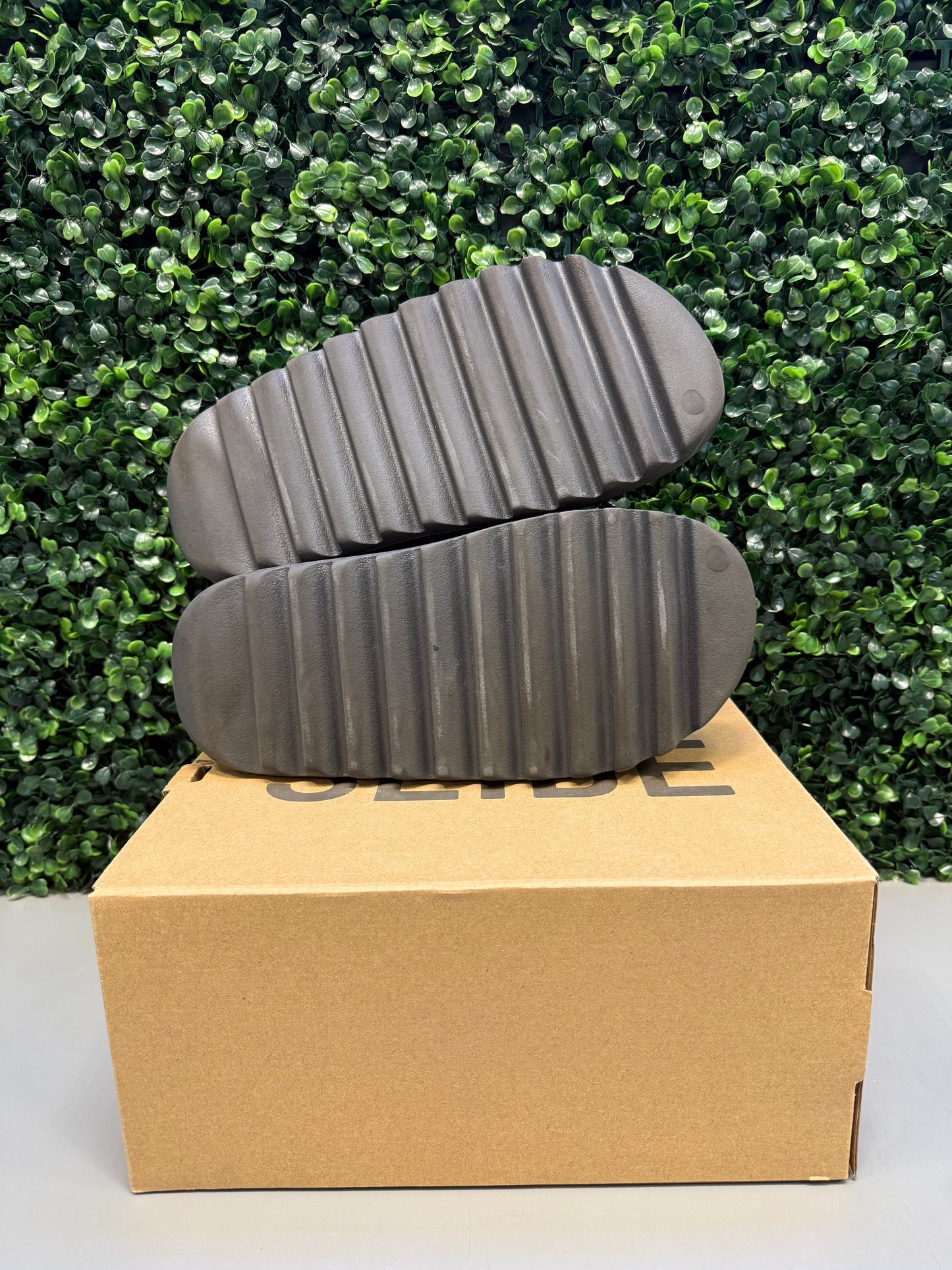 Yeezy Slide "Onyx" Size 10 Preowned