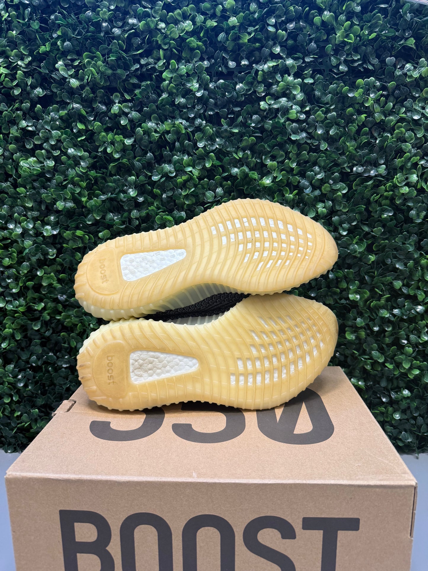 Yeezy 350 V2 "Carbon" Size 7.5 Preowned