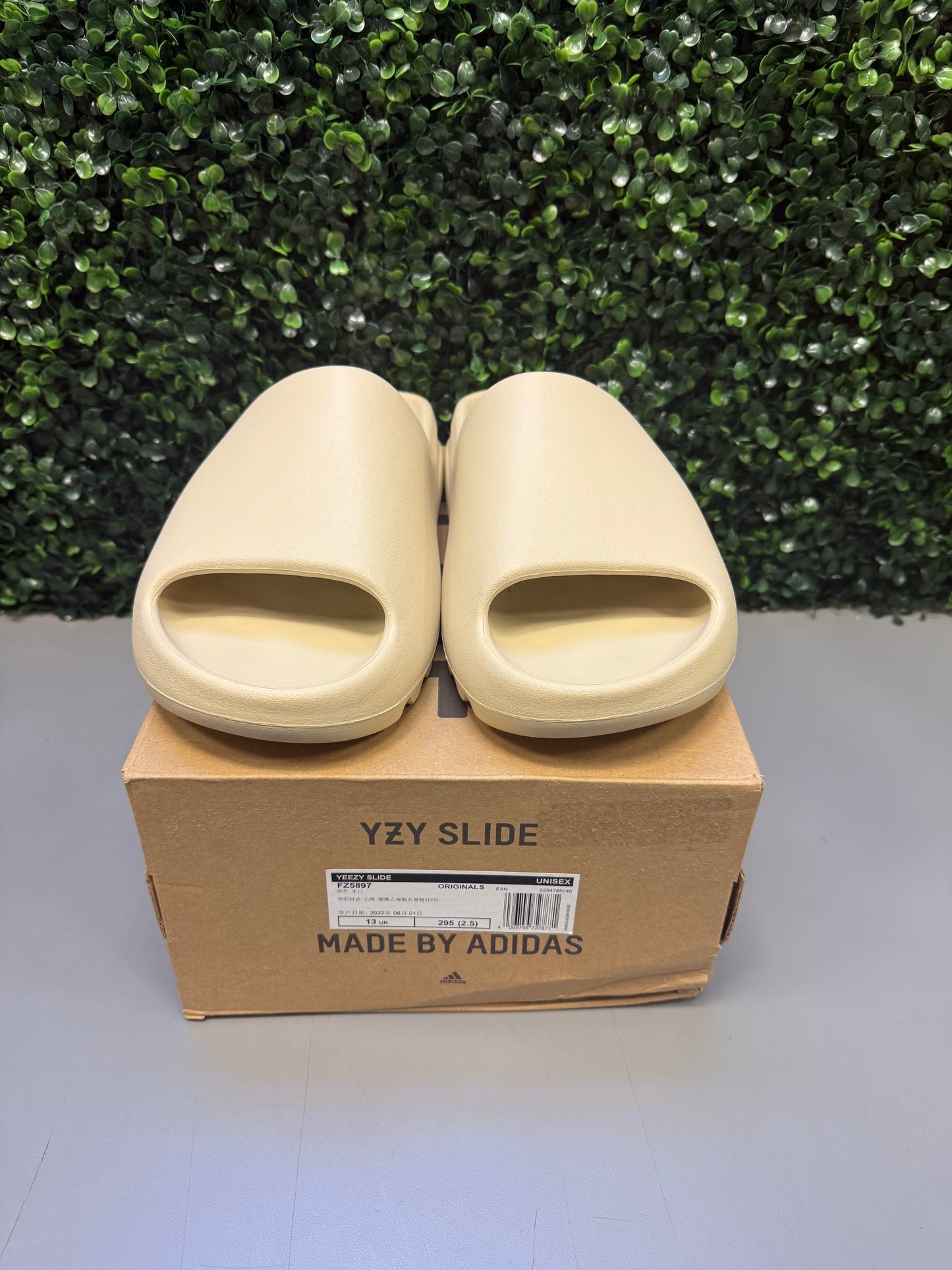Yeezy Slide "Bone" Size 13 Preowned