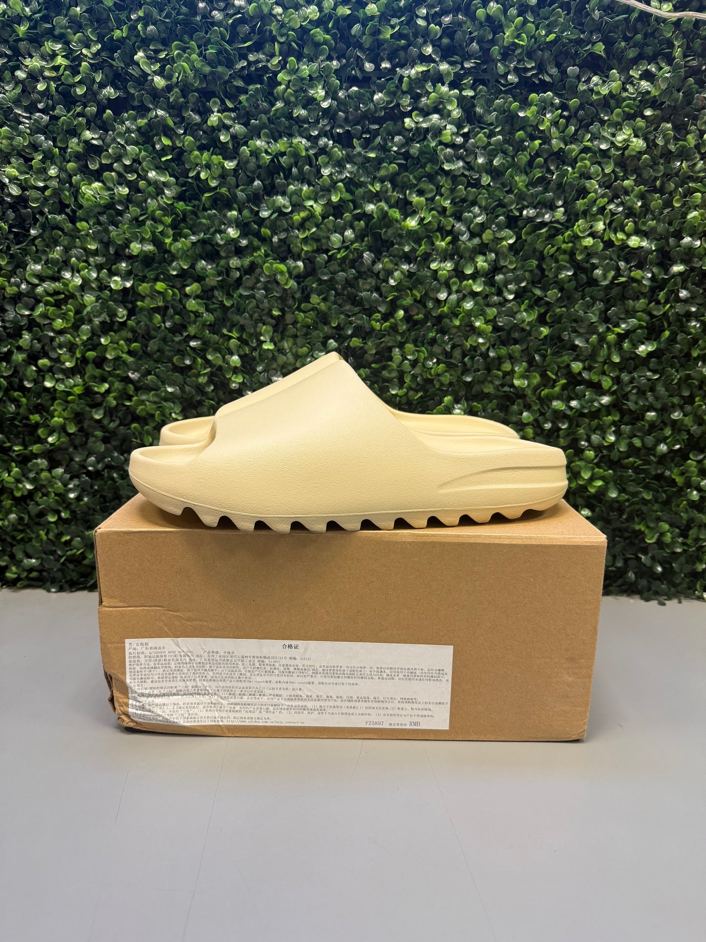 Yeezy Slide "Bone" Size 13 Preowned