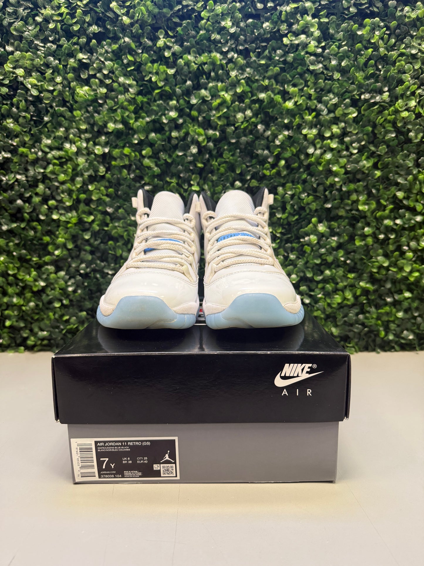 Jordan 11 "Legend Blue" Size 7Y / 8.5W Preowned