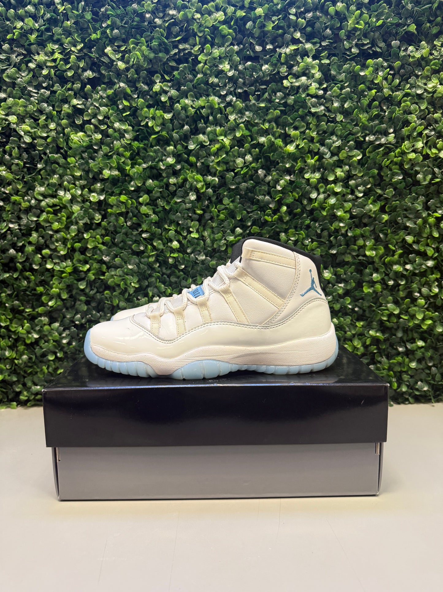 Jordan 11 "Legend Blue" Size 7Y / 8.5W Preowned