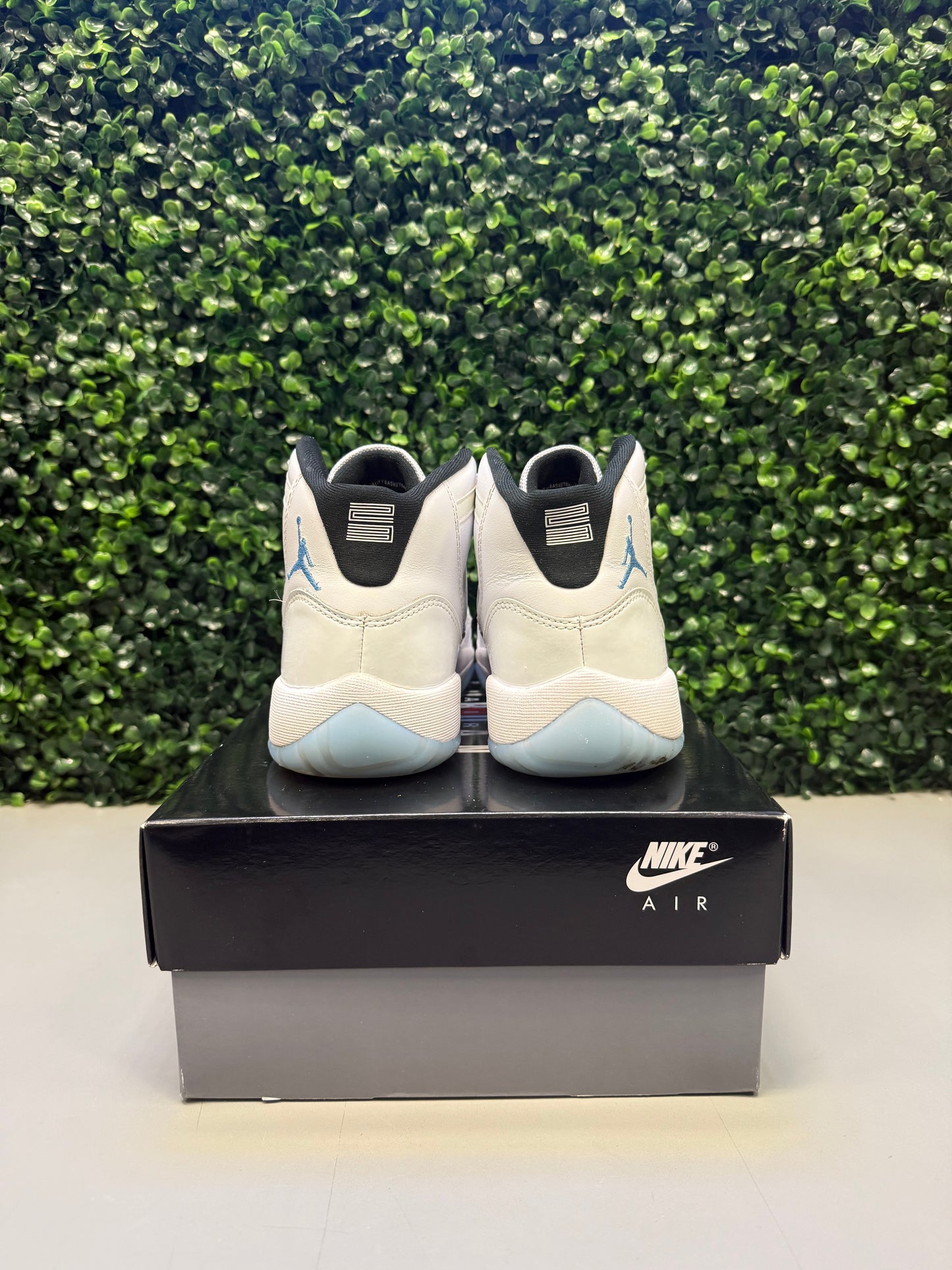 Jordan 11 "Legend Blue" Size 7Y / 8.5W Preowned