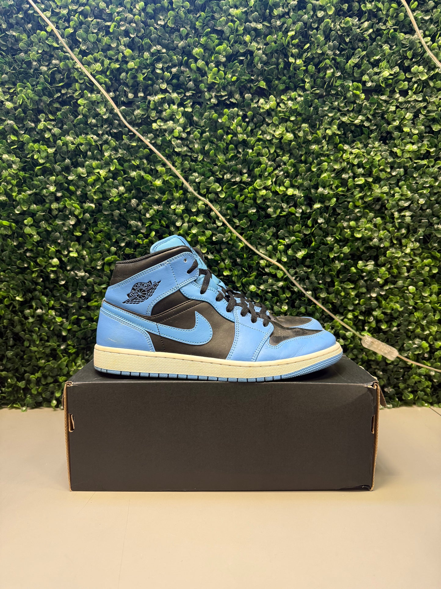 Jordan 1 Mid "University Blue Black" Size 11 Preowned