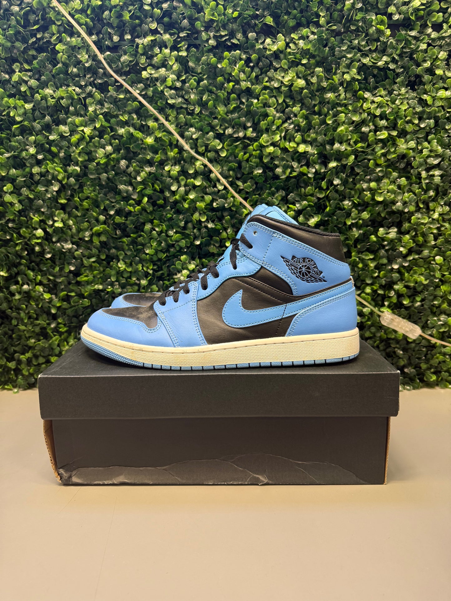 Jordan 1 Mid "University Blue Black" Size 11 Preowned
