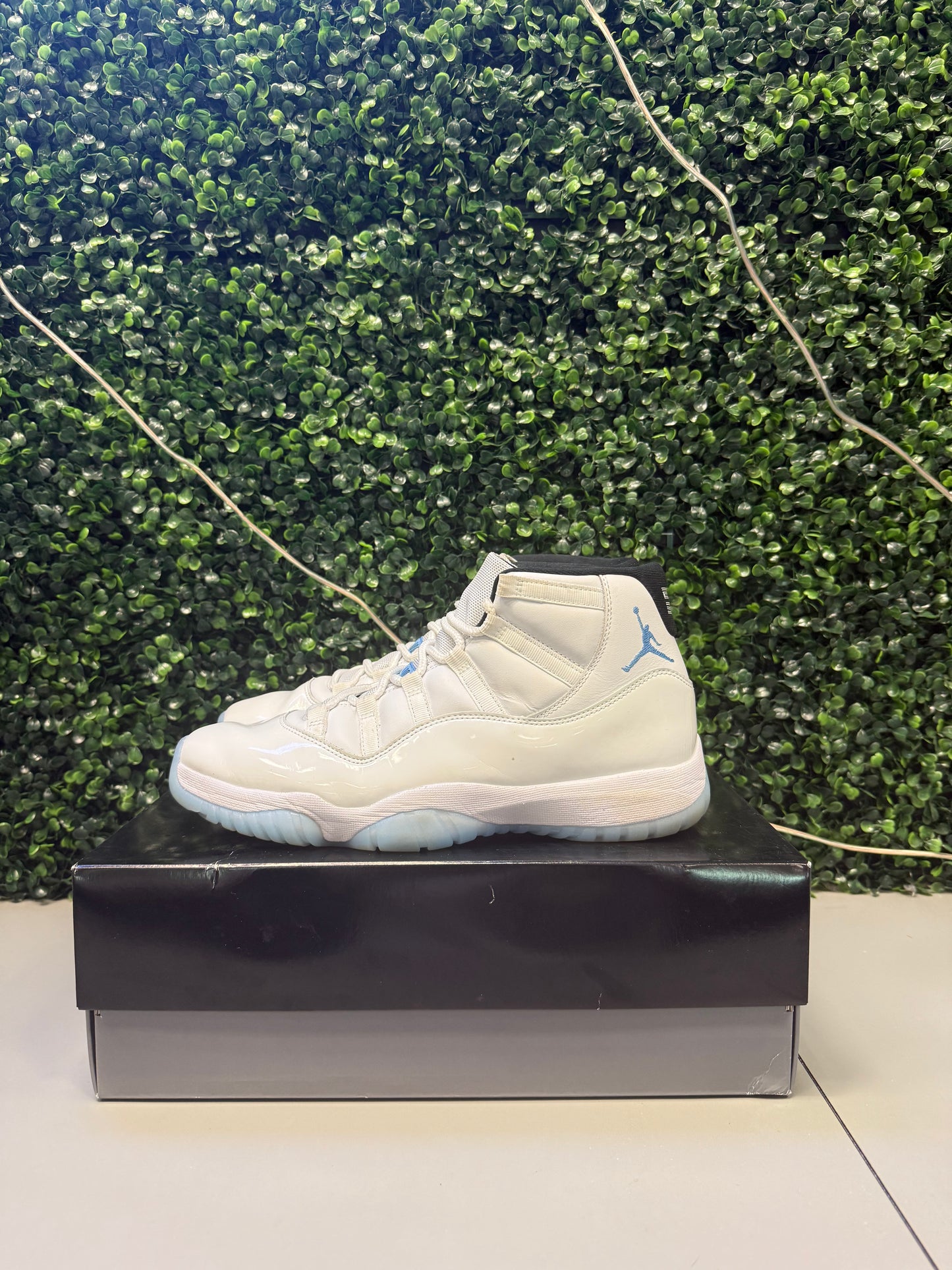 Jordan 11 "Legend Blue" Size 10.5 Preowned