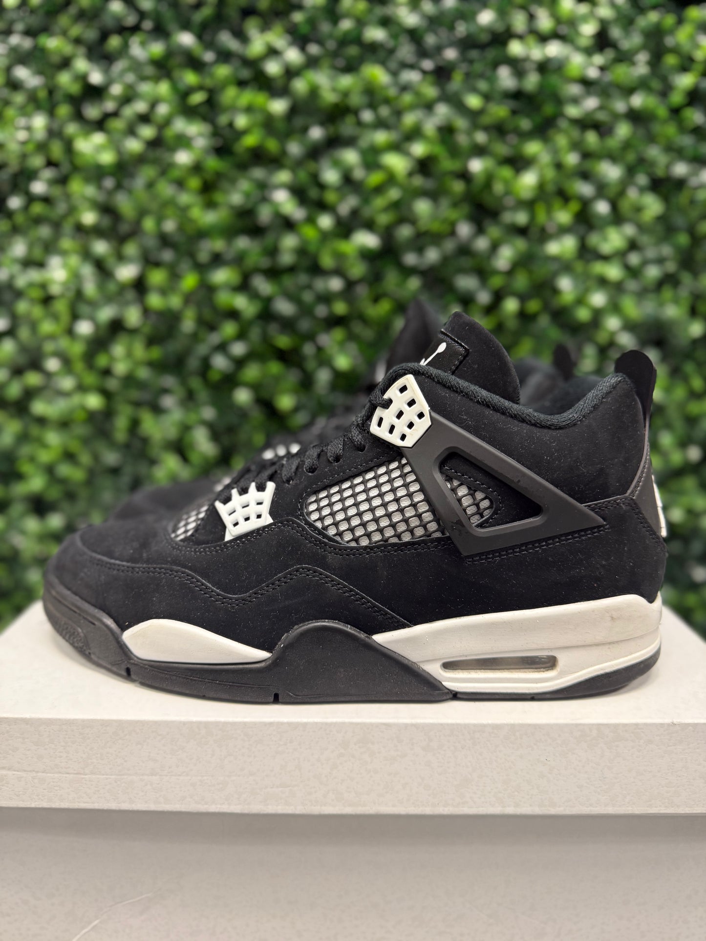 Jordan 4 "White Thunder" Size 10.5 Preowned