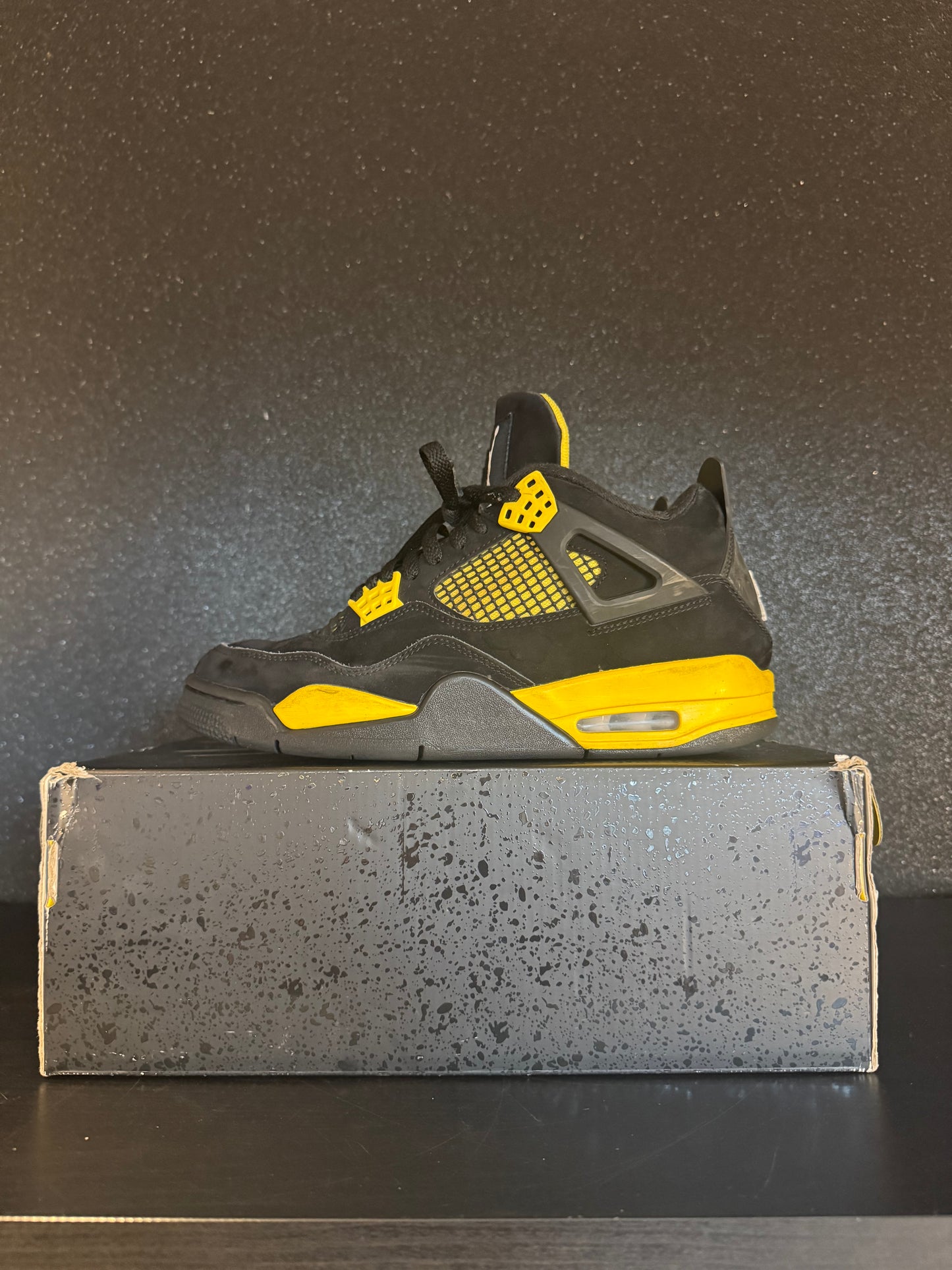 Jordan 4 Retro Thunder Size 9 Preowned with Box