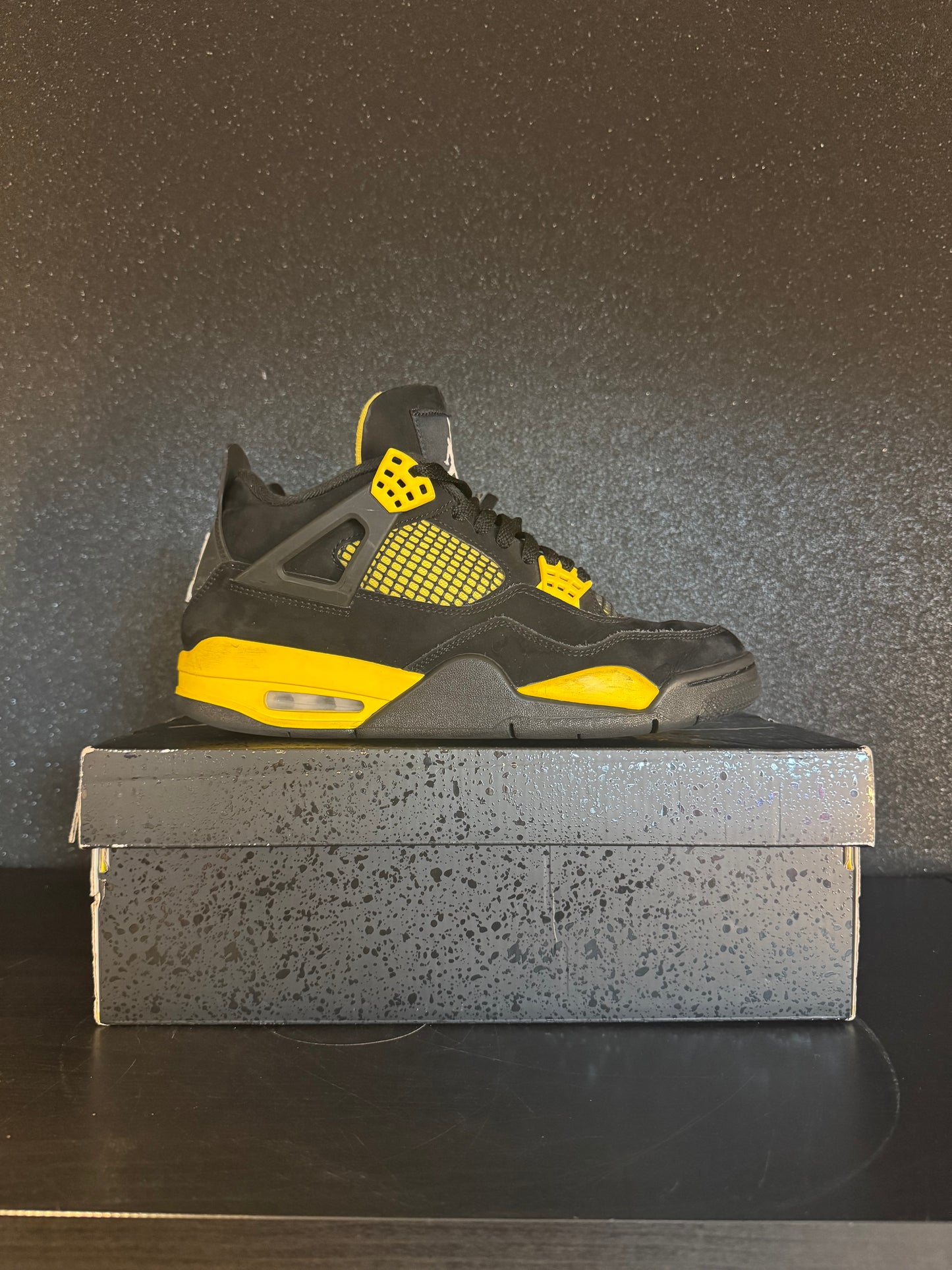 Jordan 4 Retro Thunder Size 9 Preowned with Box