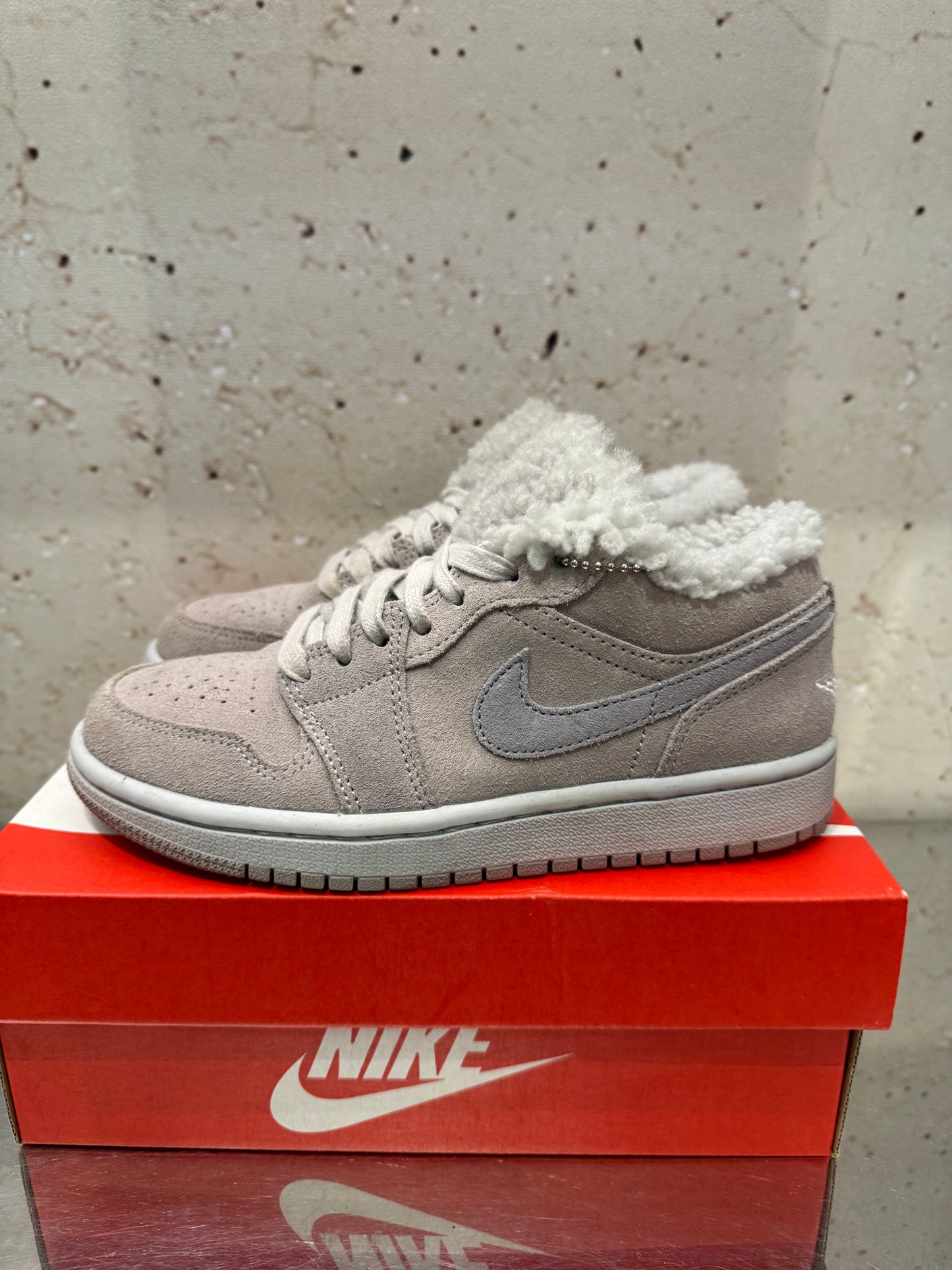 Jordan 1 Low "Sherpa Fleece" Size 5W Preowned