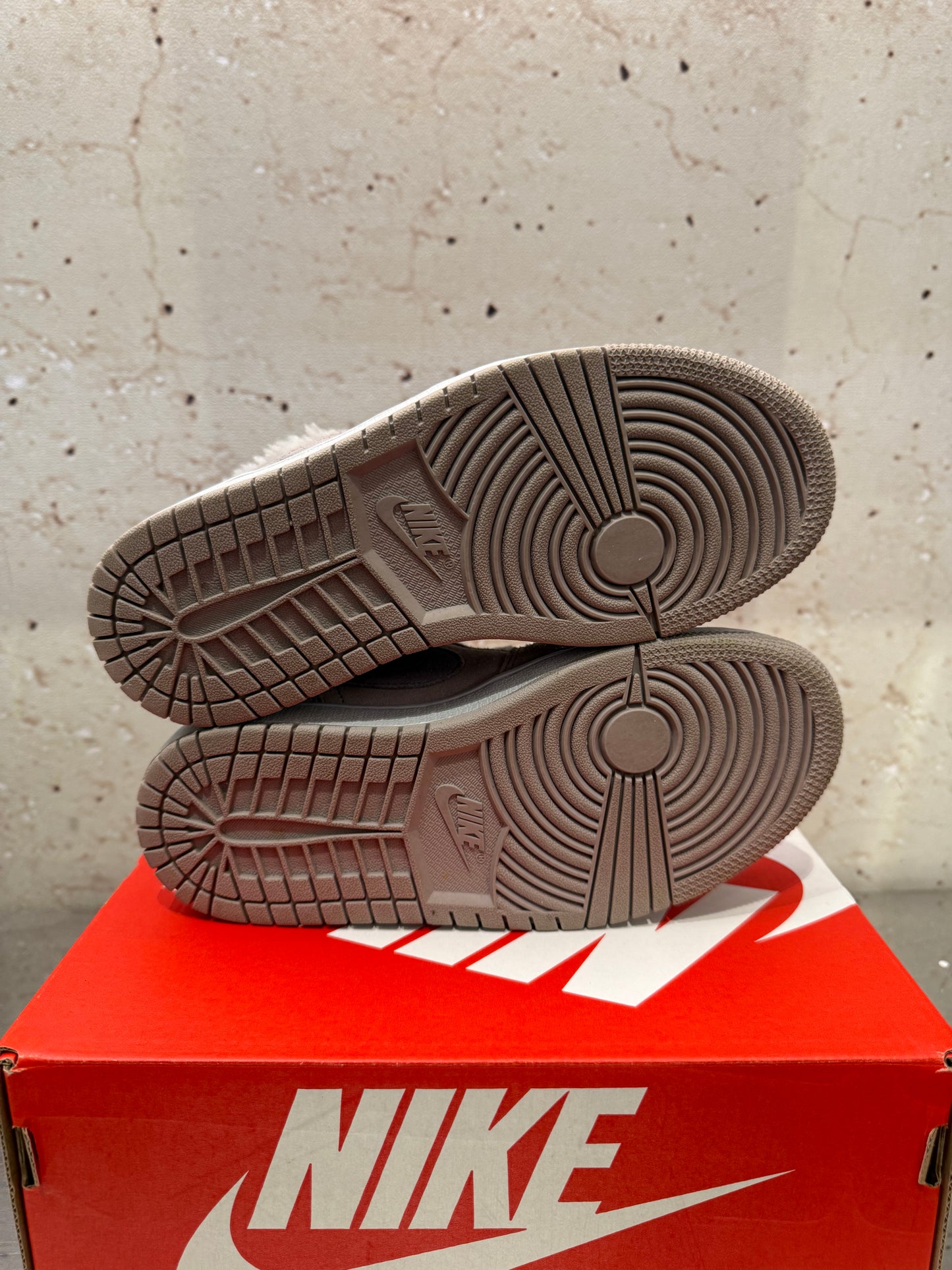 Jordan 1 Low "Sherpa Fleece" Size 5W Preowned