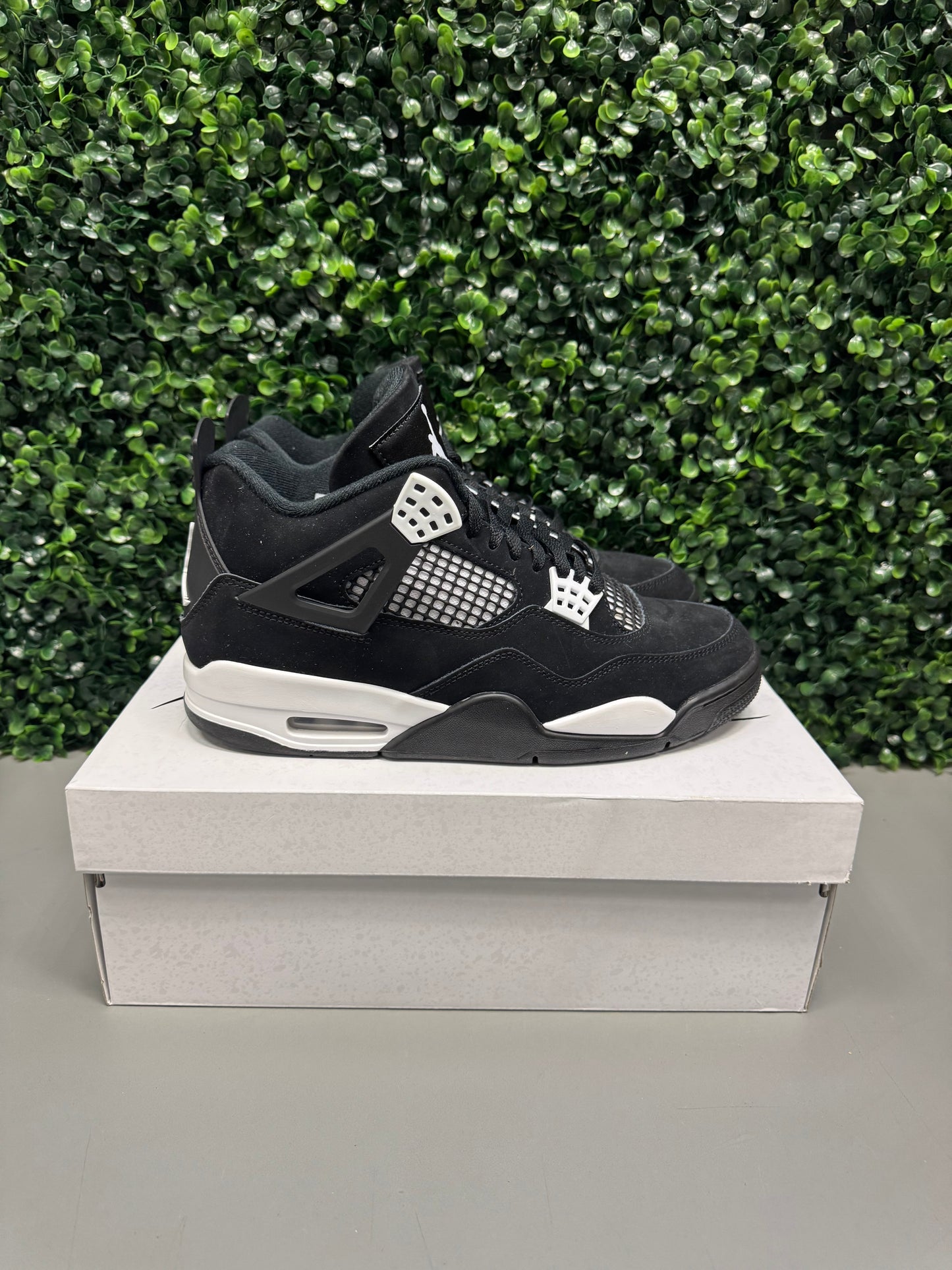 Jordan 4 "White Thunder" Size 9 Preowned