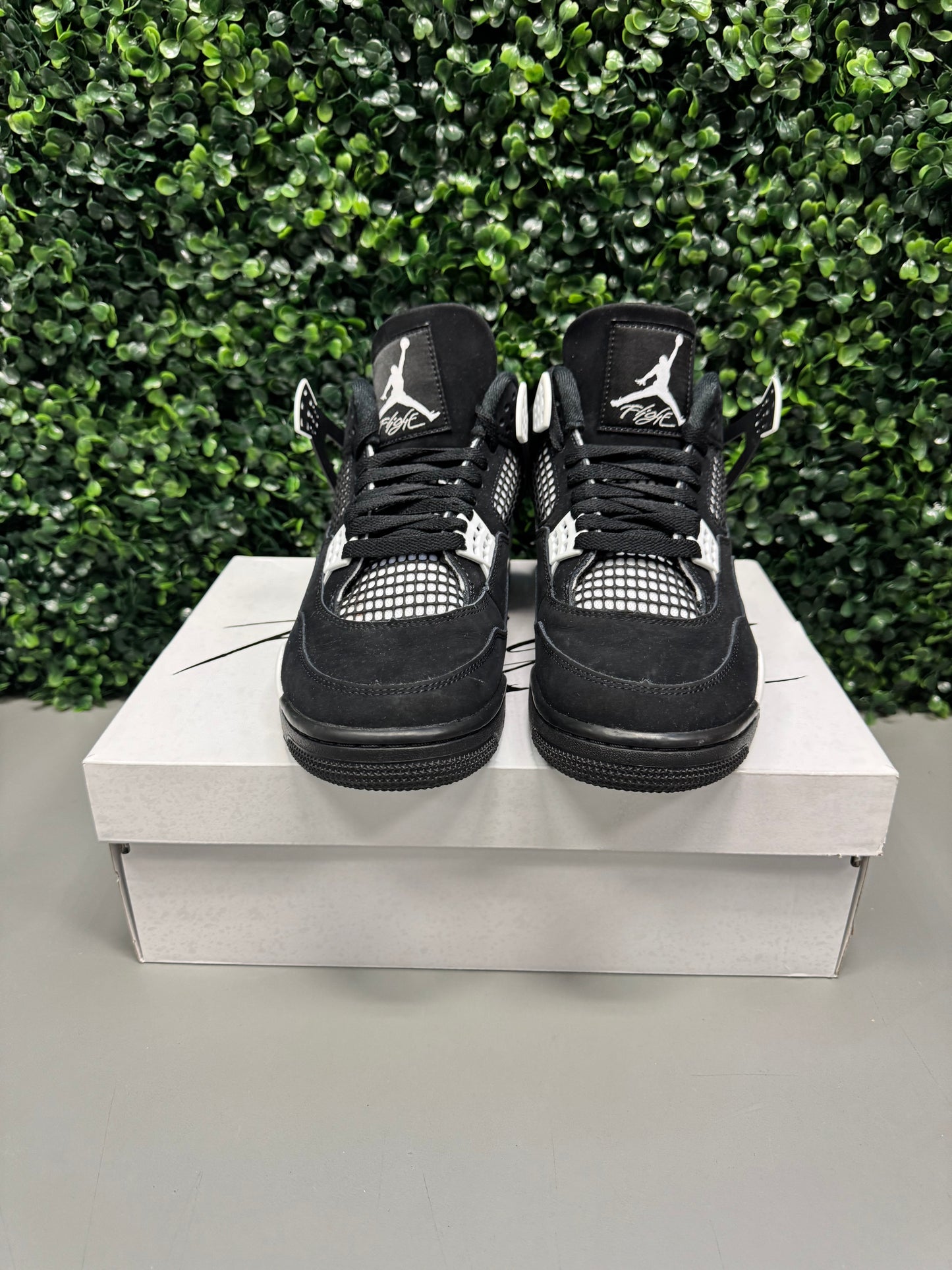 Jordan 4 "White Thunder" Size 9 Preowned
