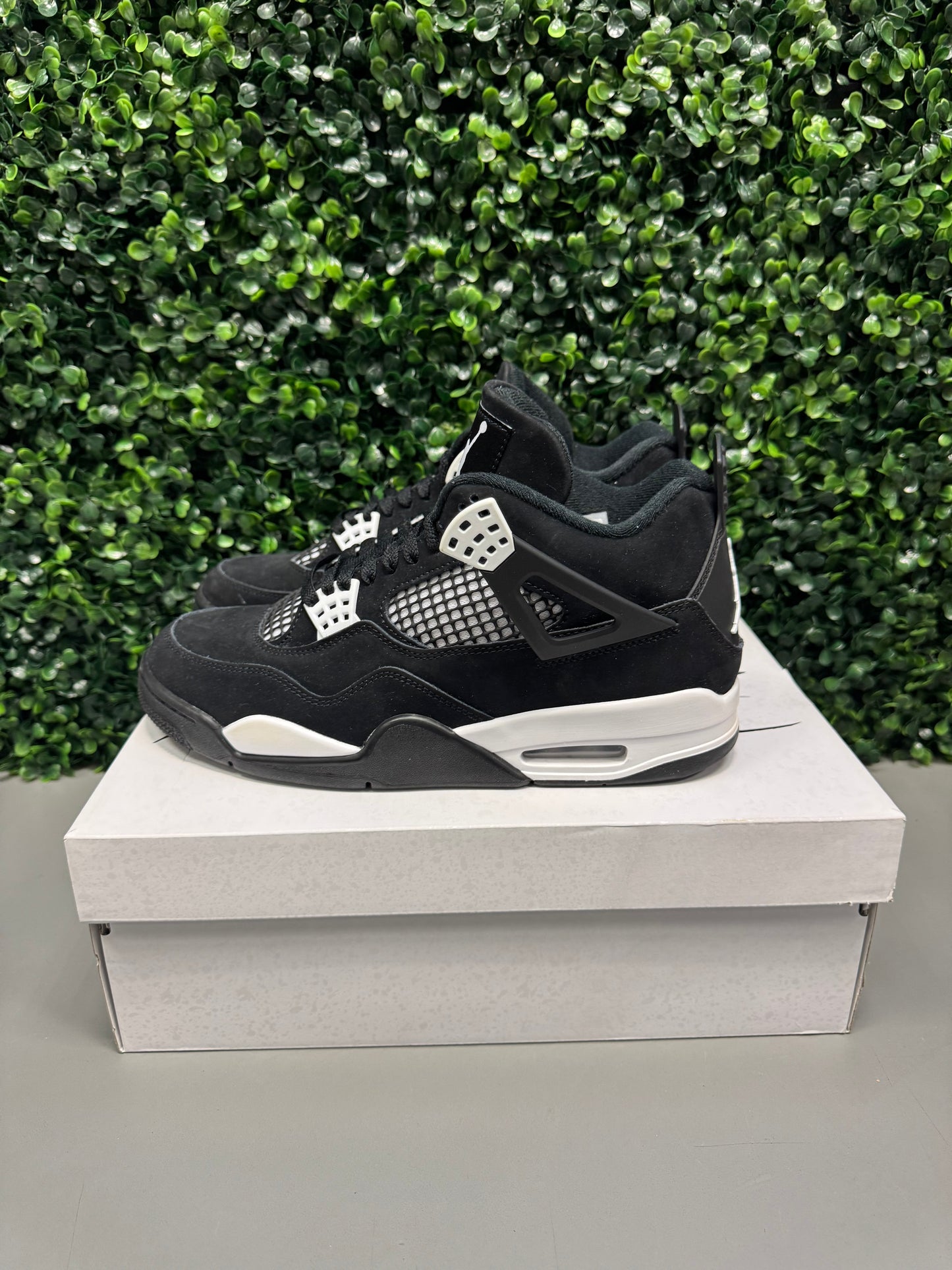Jordan 4 "White Thunder" Size 9 Preowned