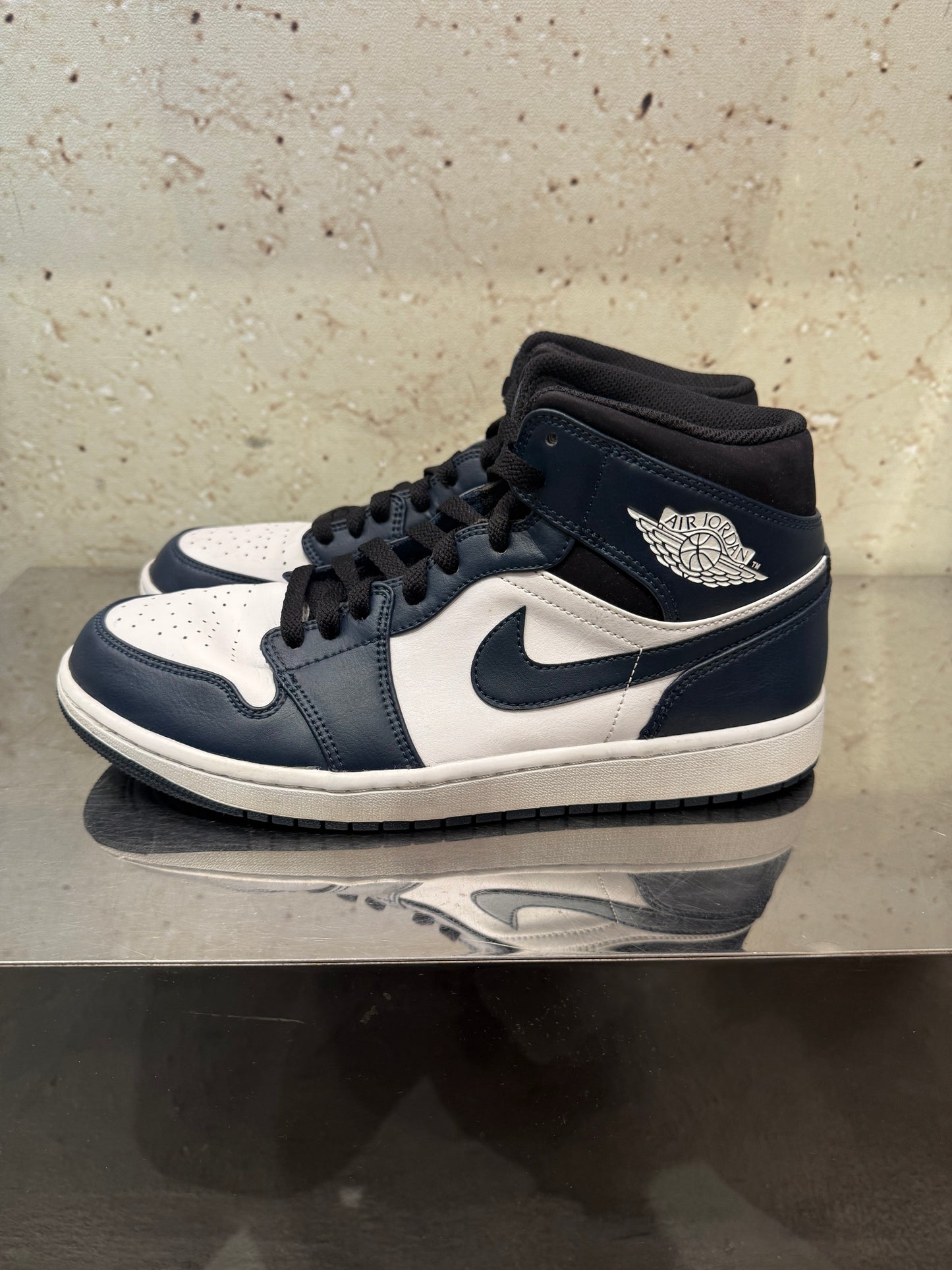 Jordan 1 Mid ”Armory Navy” Size 9 Preowned