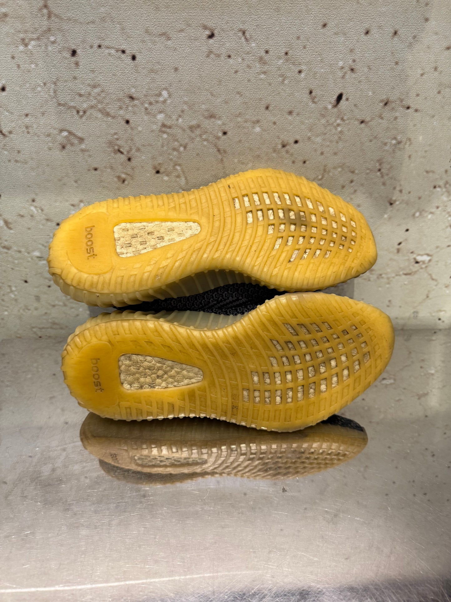 Yeezy 350 V2 "Carbon" Size 7 Preowned