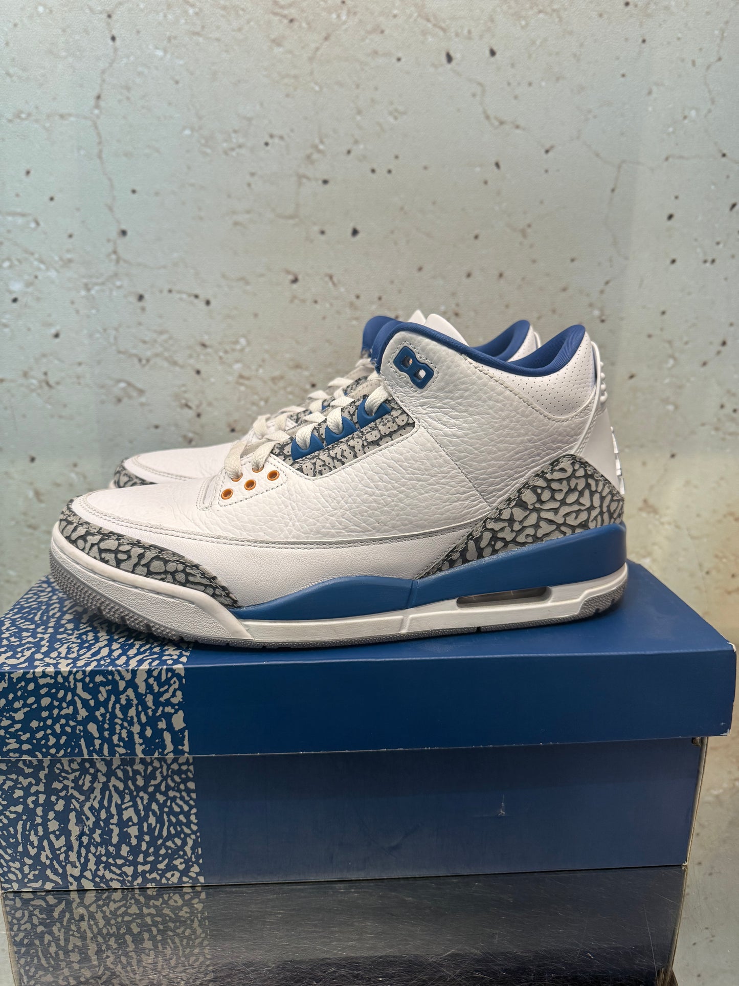 Jordan 3 "Wizards" Size 9 Preowned