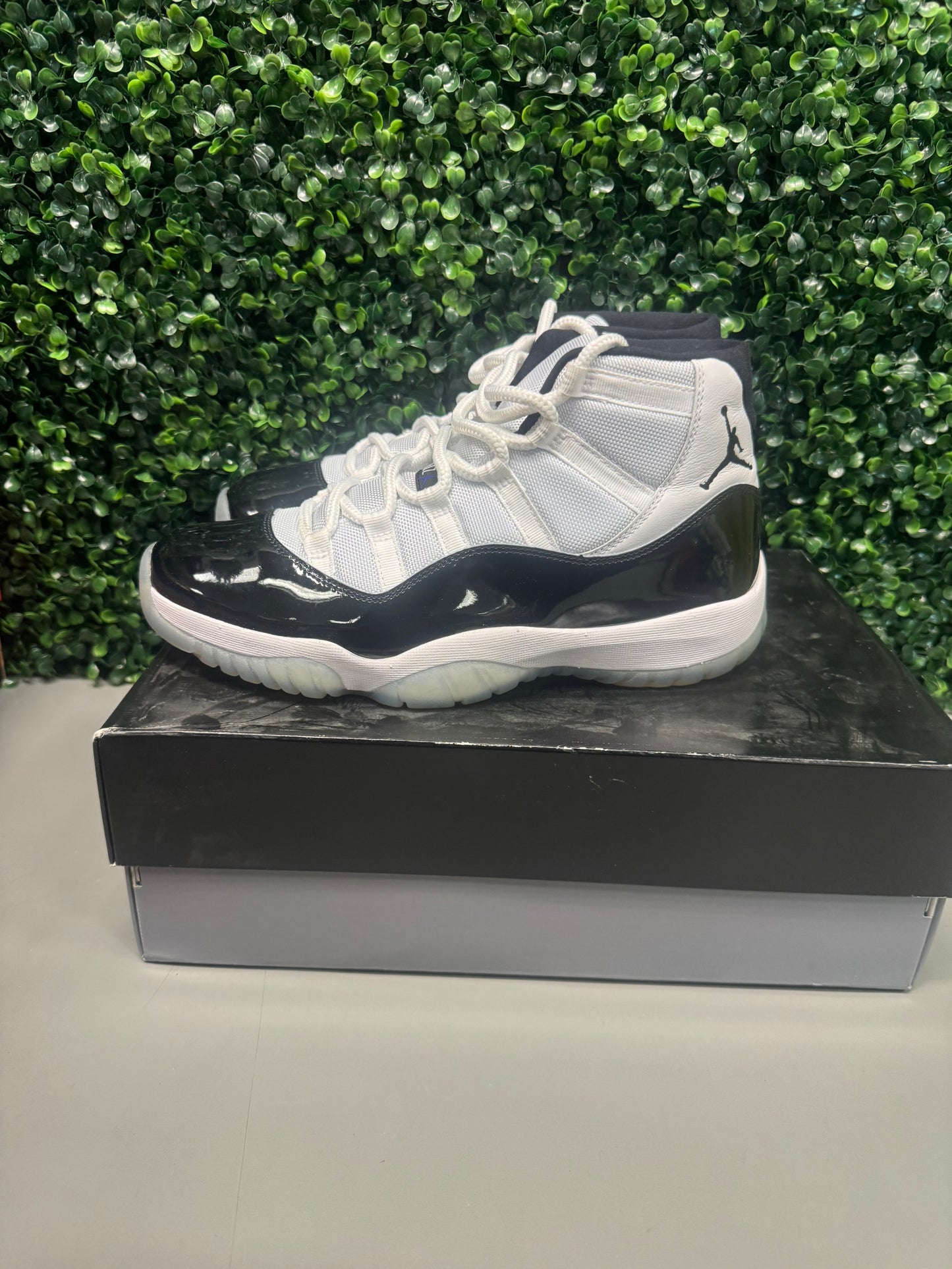 Jordan 11 "Concord" Size 10 Preowned