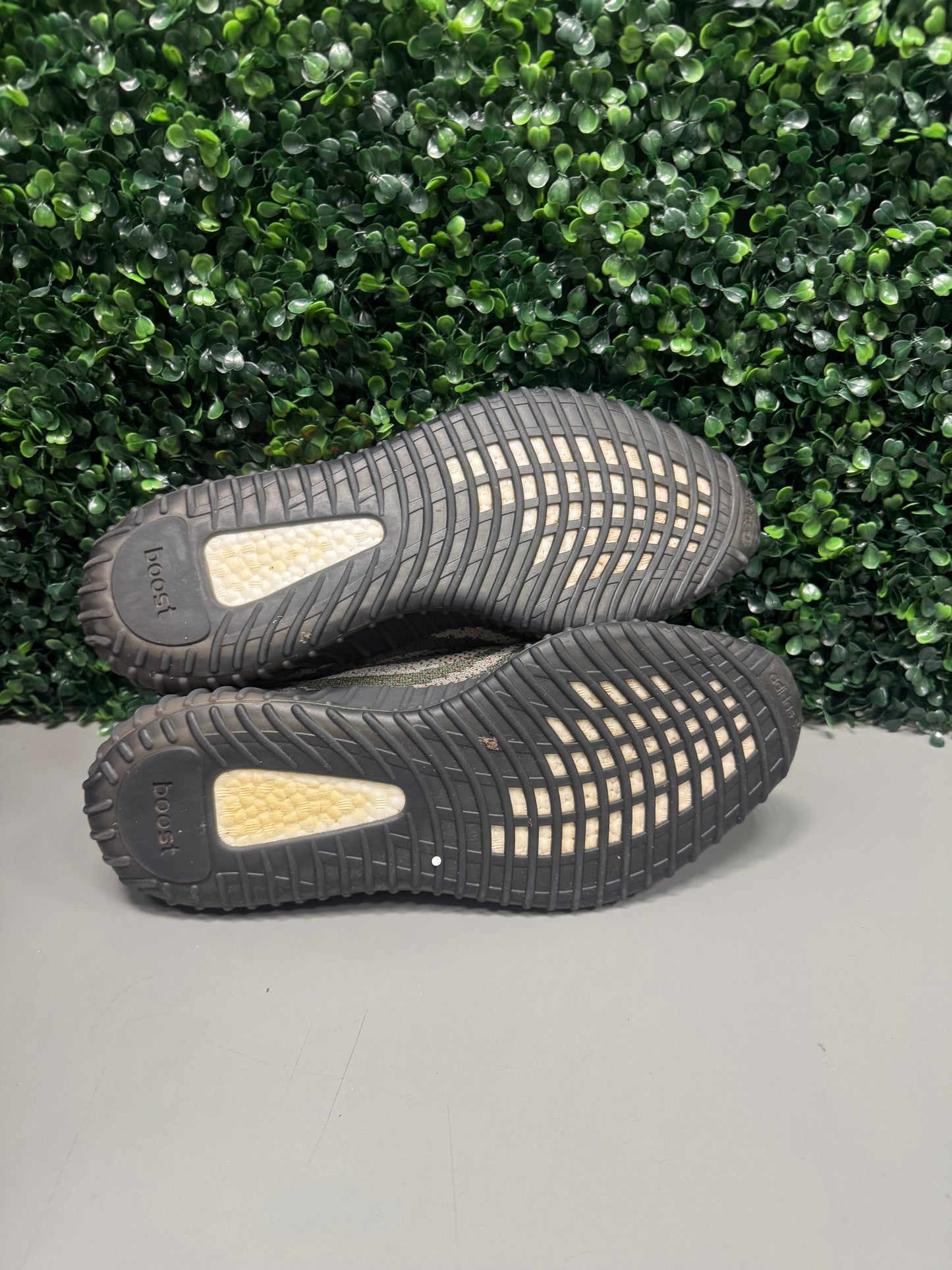 Yeezy 350 V2 "Carbon Beluga" Size 13.5 Preonwed