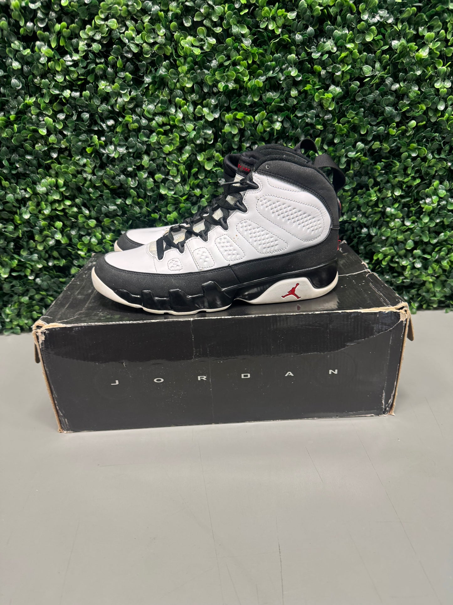 Jordan 9 "White Black Red" (2010) Size 8.5 Preowned
