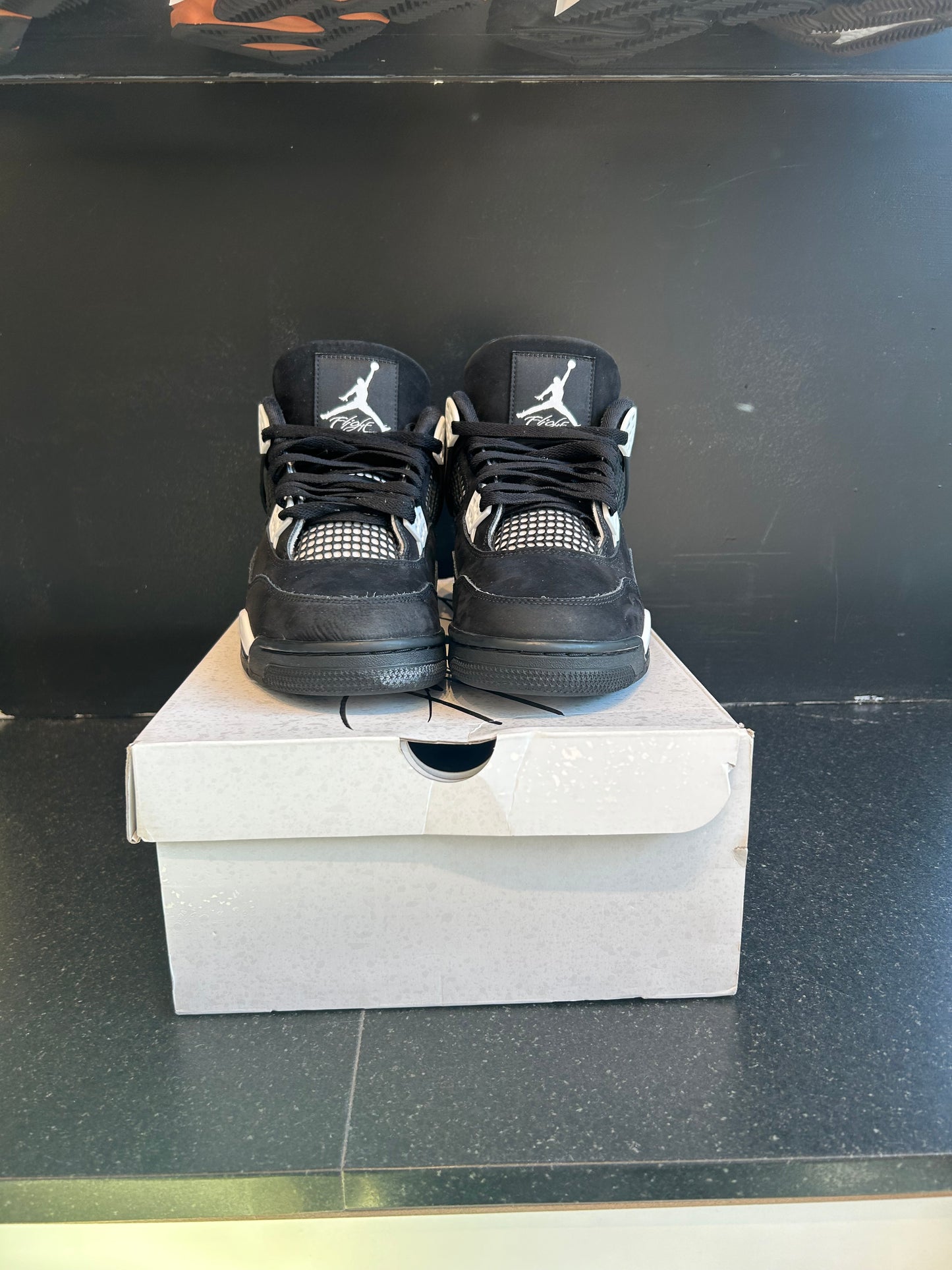Jordan 4 Retro White Thunder Size 9.5 Preowned