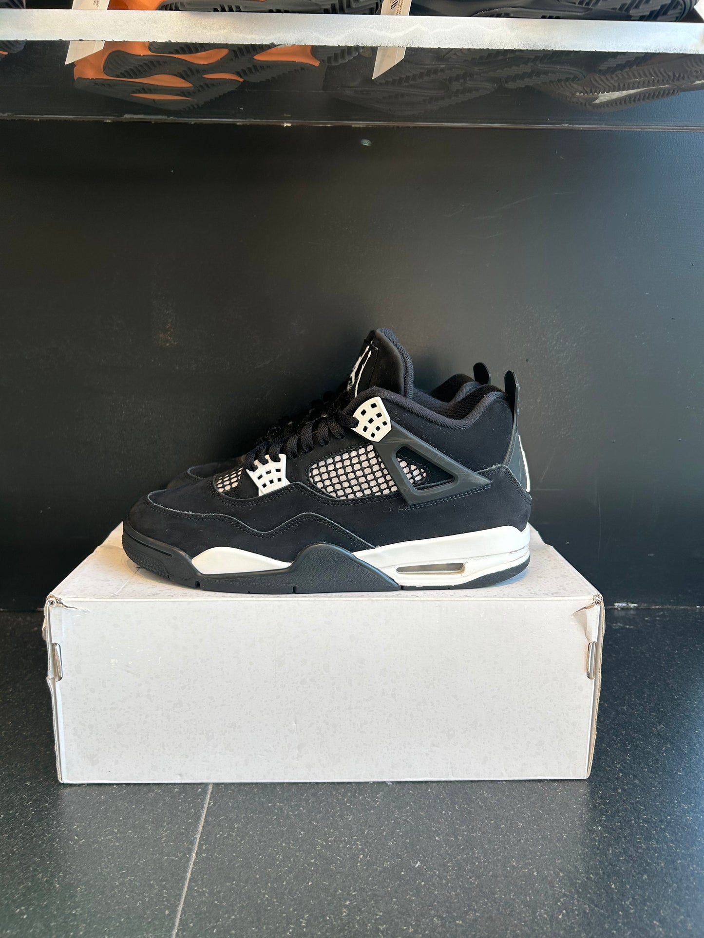 Jordan 4 Retro White Thunder Size 9.5 Preowned