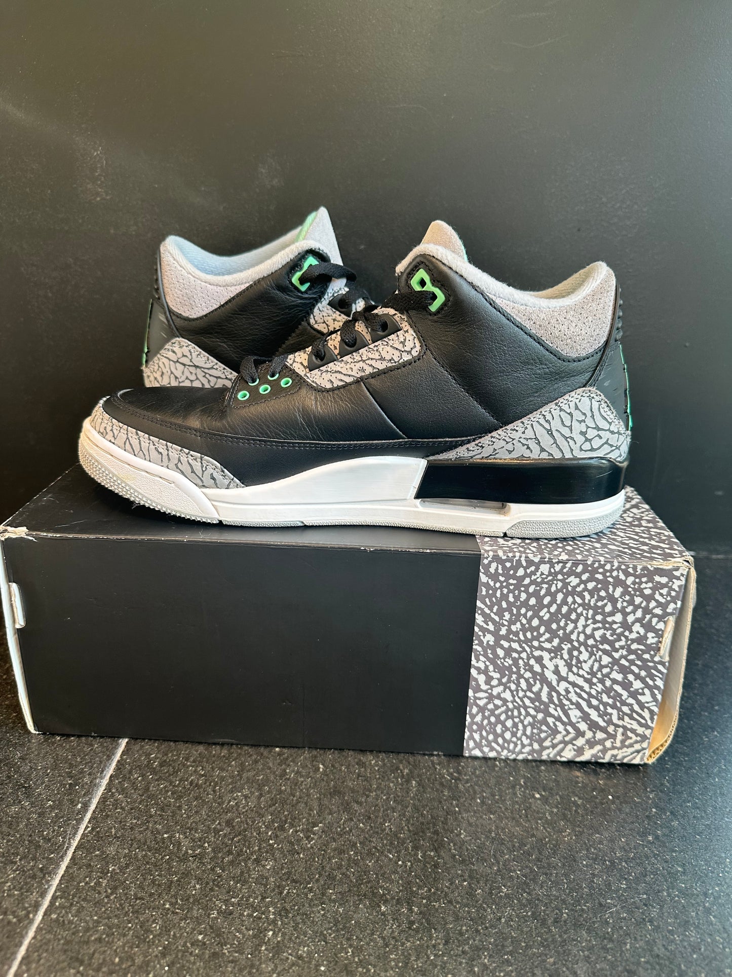 Jordan 3 "Green Glow" Size 10 preowned with box