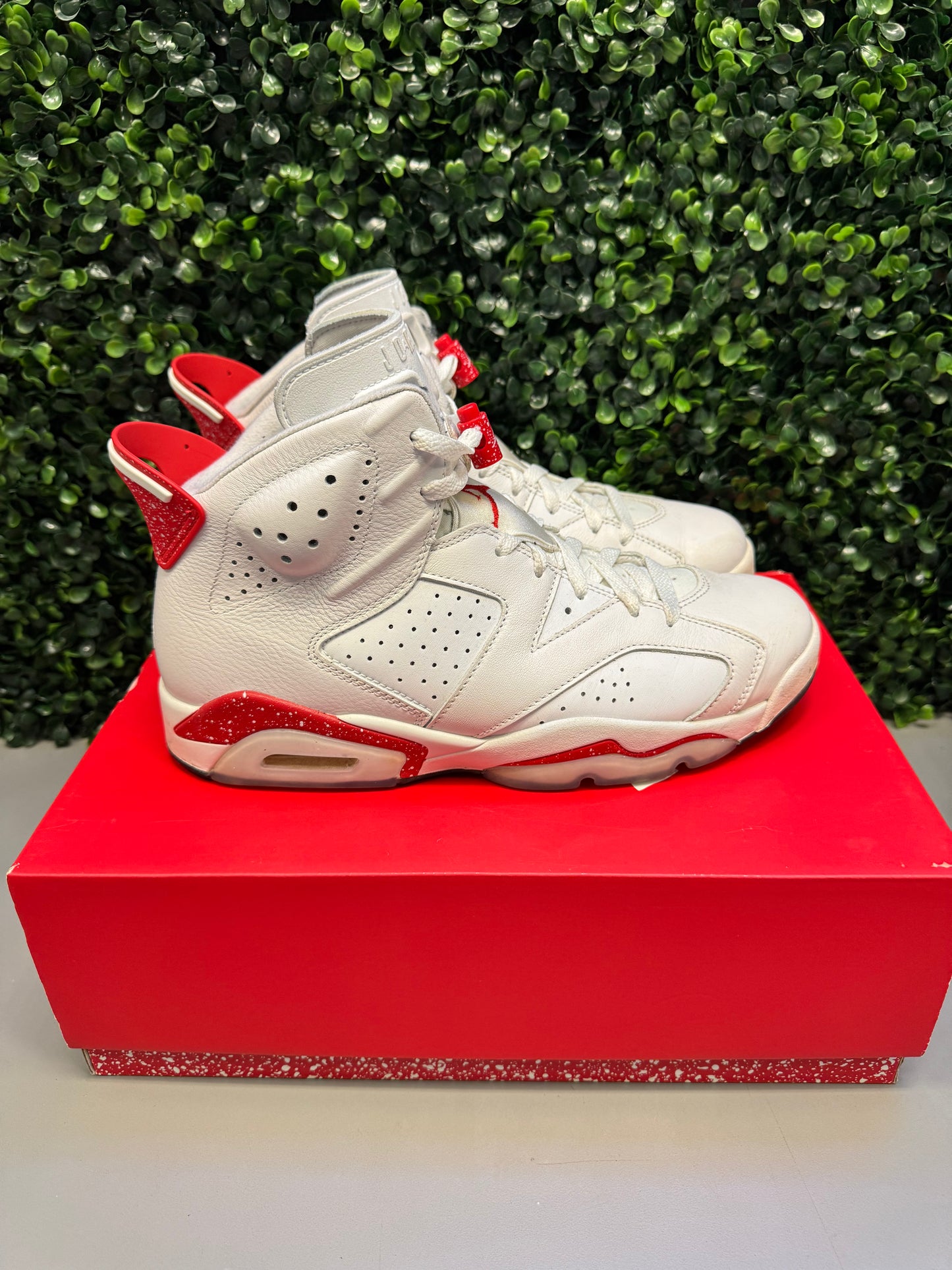 Jordan 6 "Red Oreo" Size 9.5 Preowned