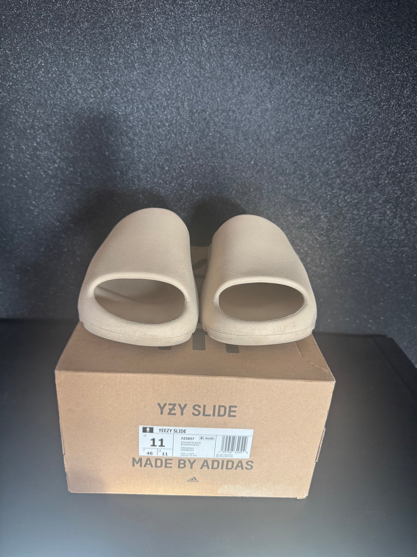 Yeezy Slide 'Bone' Size 11 Preowned with box