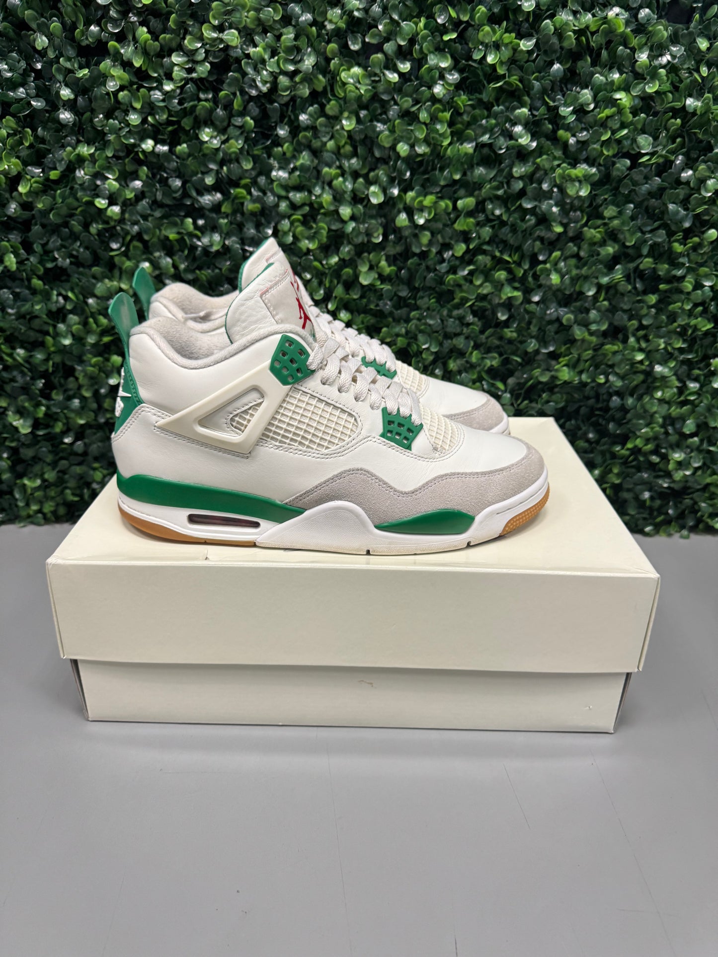 Jordan 4 SB "Pine Green" Size 9.5 Preowned